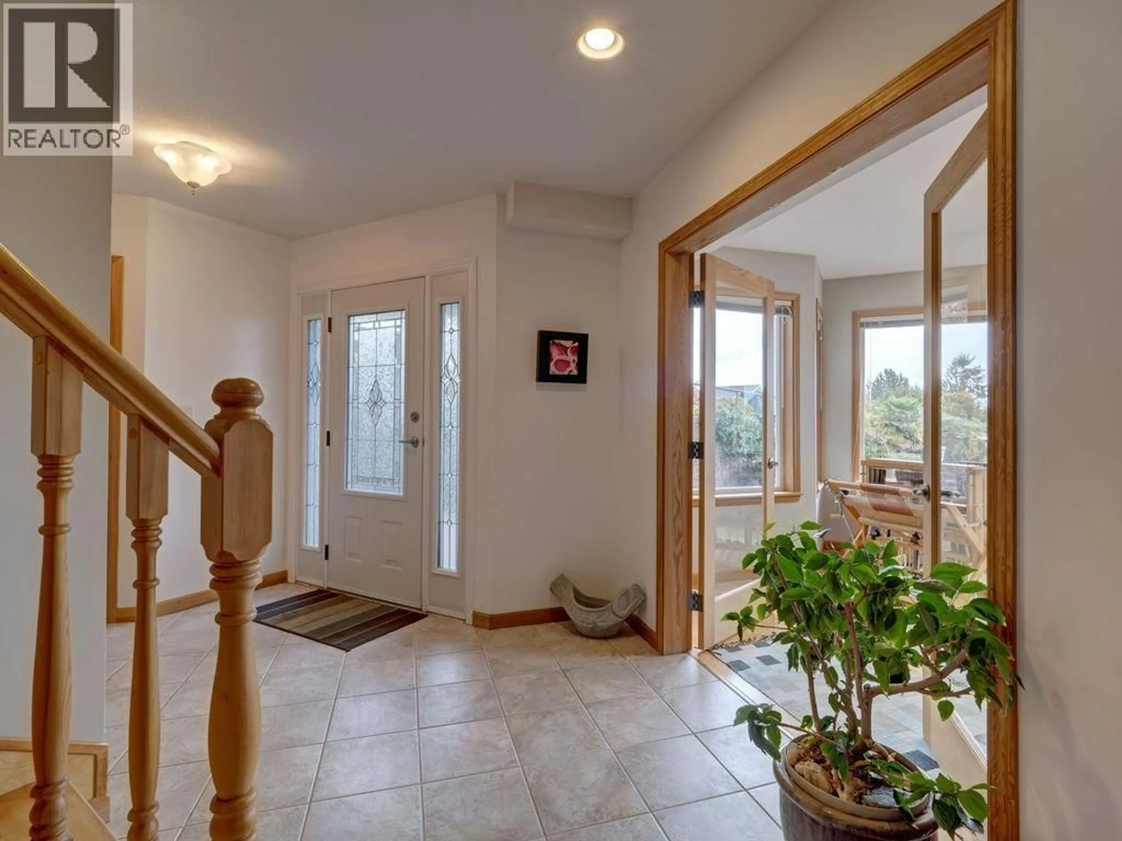 Indoor foyer for 806 OCEANMOUNT BOULEVARD, Gibsons British Columbia V0N1V8