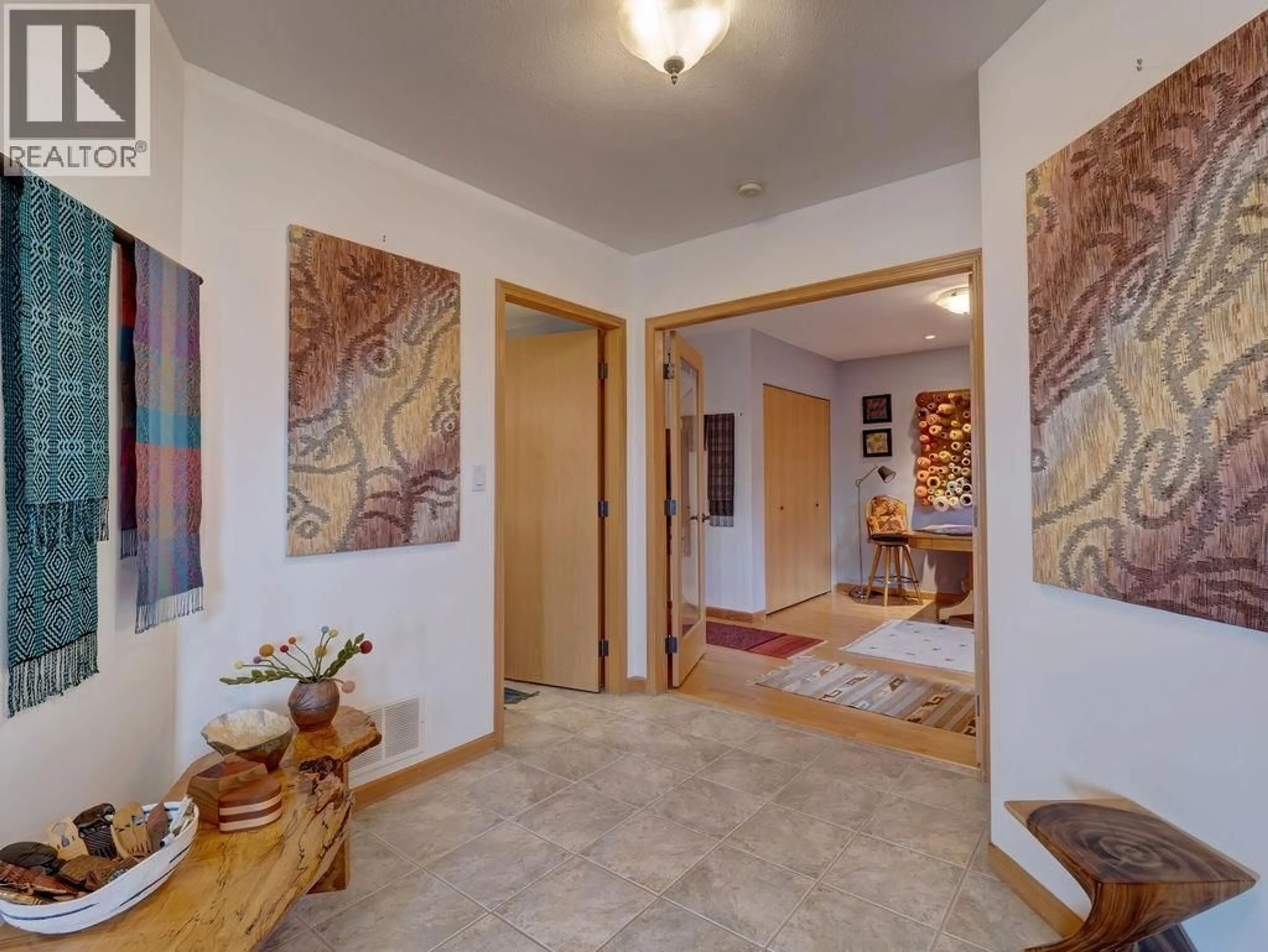 Indoor foyer for 806 OCEANMOUNT BOULEVARD, Gibsons British Columbia V0N1V8