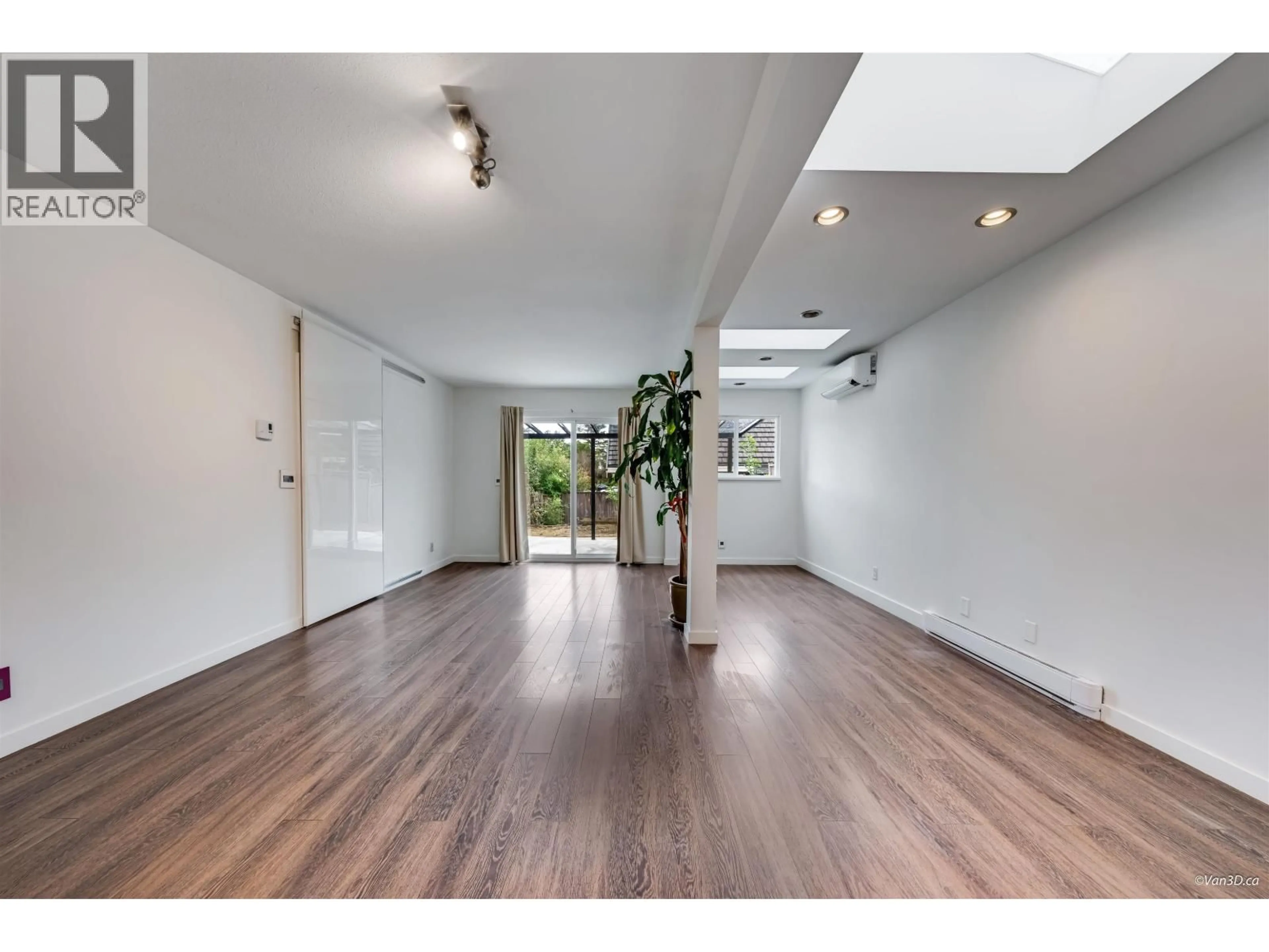 Indoor foyer for 11414 KINGCOME AVENUE, Richmond British Columbia V7A4S2
