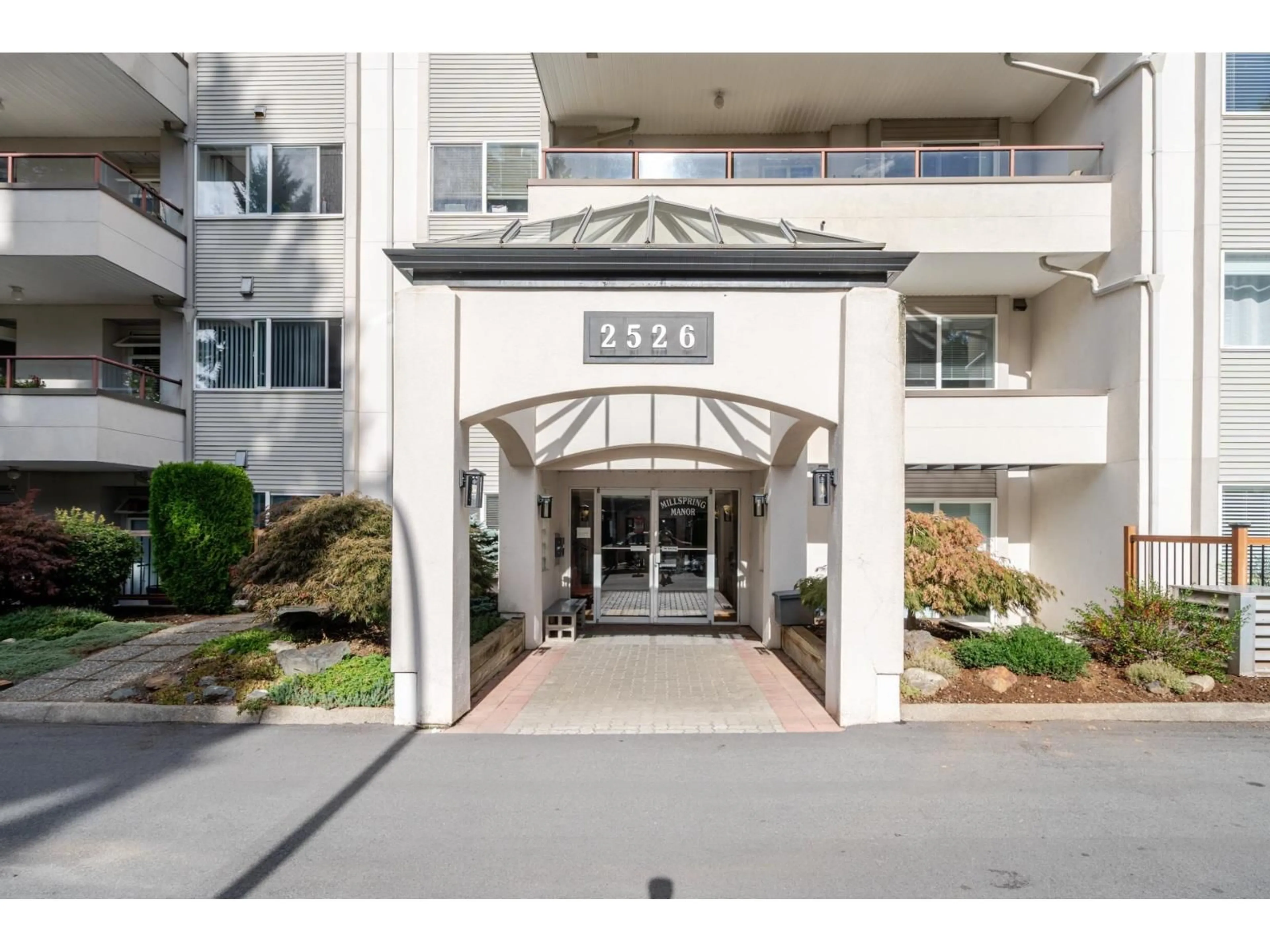 Indoor foyer for 105 - 2526 LAKEVIEW, Abbotsford British Columbia V2S3A9