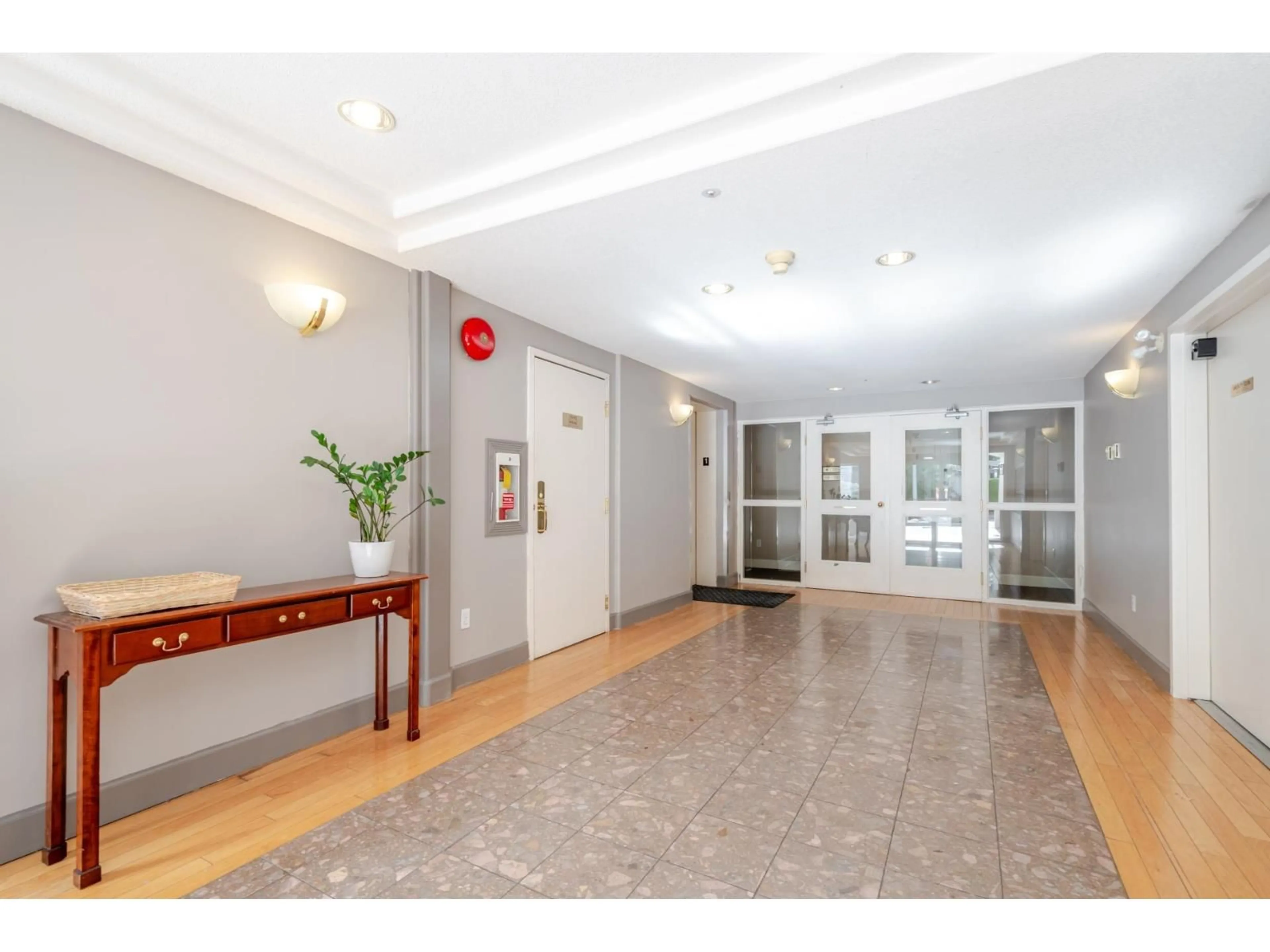 Indoor foyer for 105 - 2526 LAKEVIEW, Abbotsford British Columbia V2S3A9