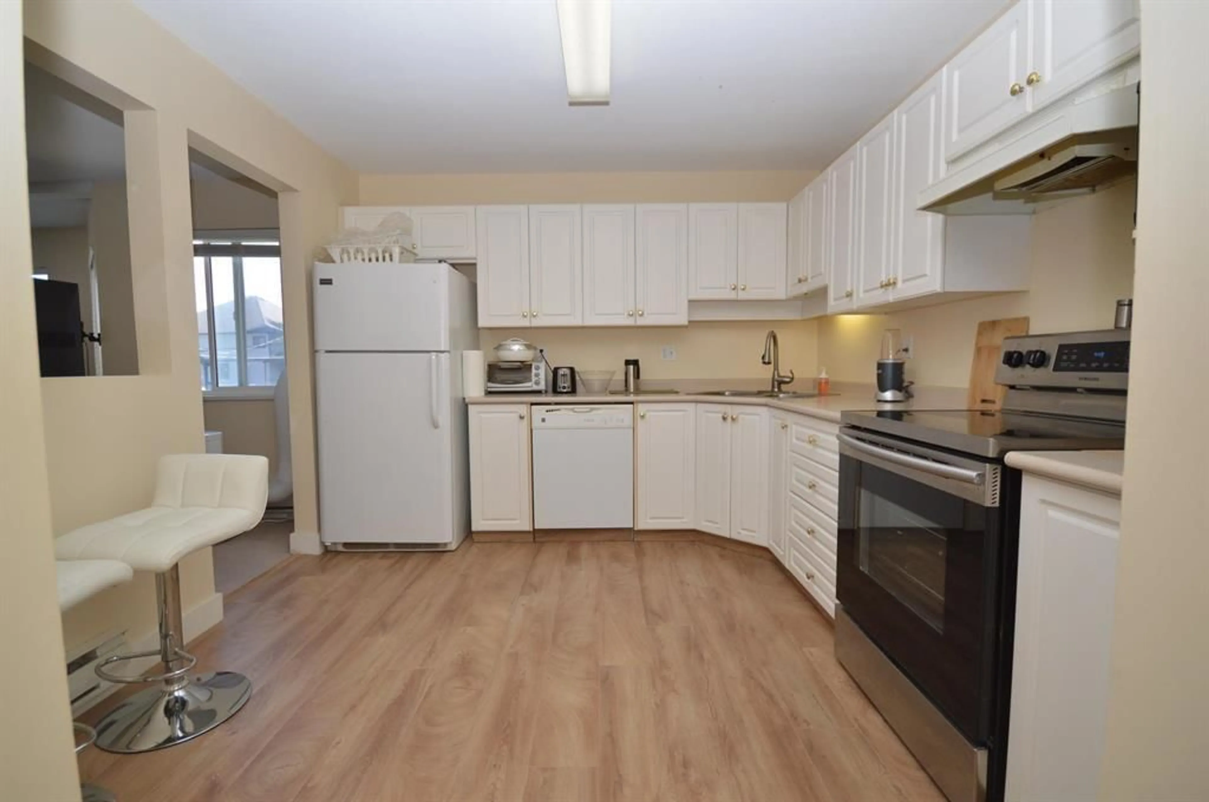 Standard kitchen, wood/laminate floor for 202 - 31831 PEARDONVILLE, Abbotsford British Columbia V2T1L5