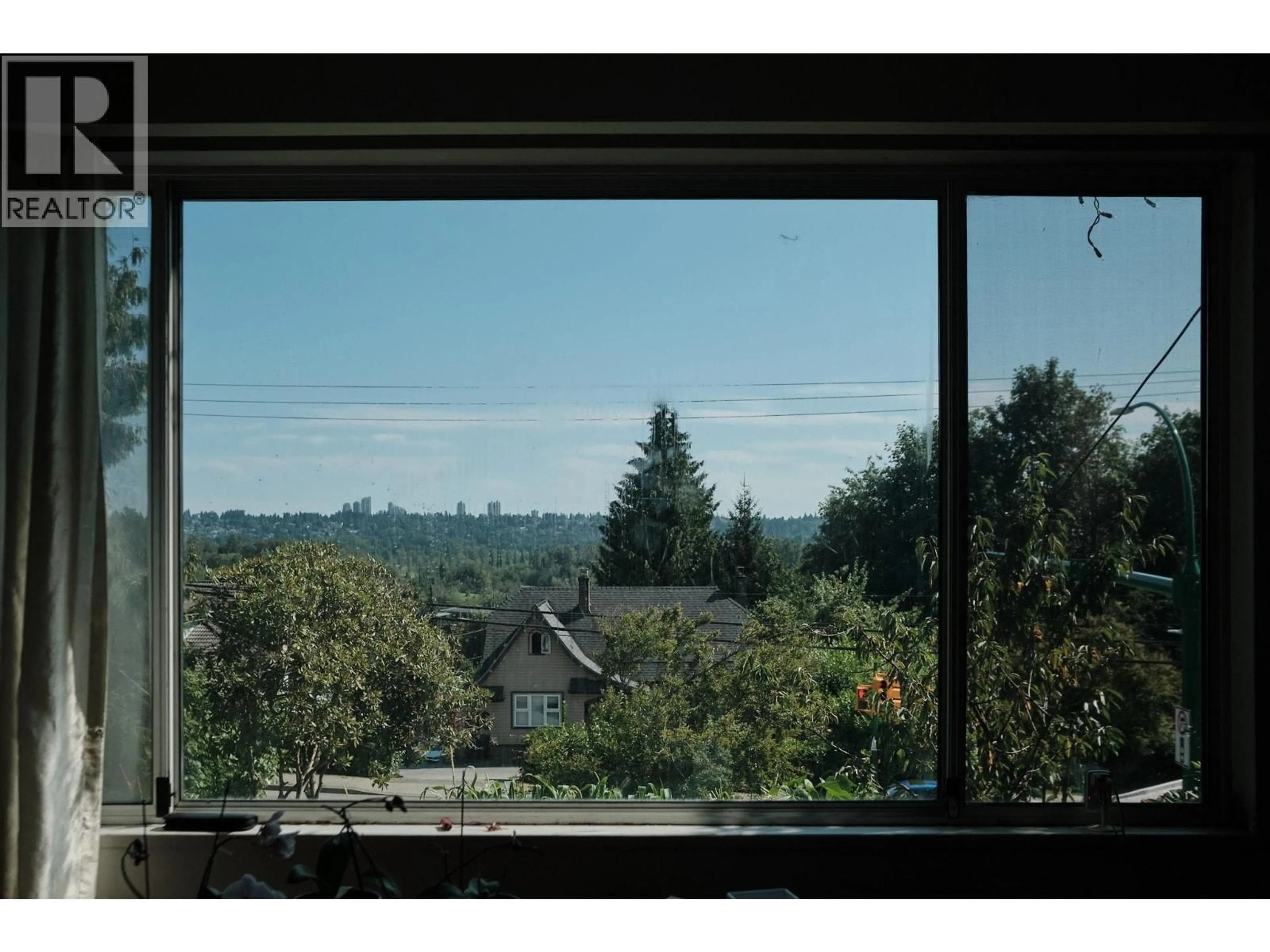 A pic of a room for 6717 BROADWAY, Burnaby British Columbia V5B2Y7