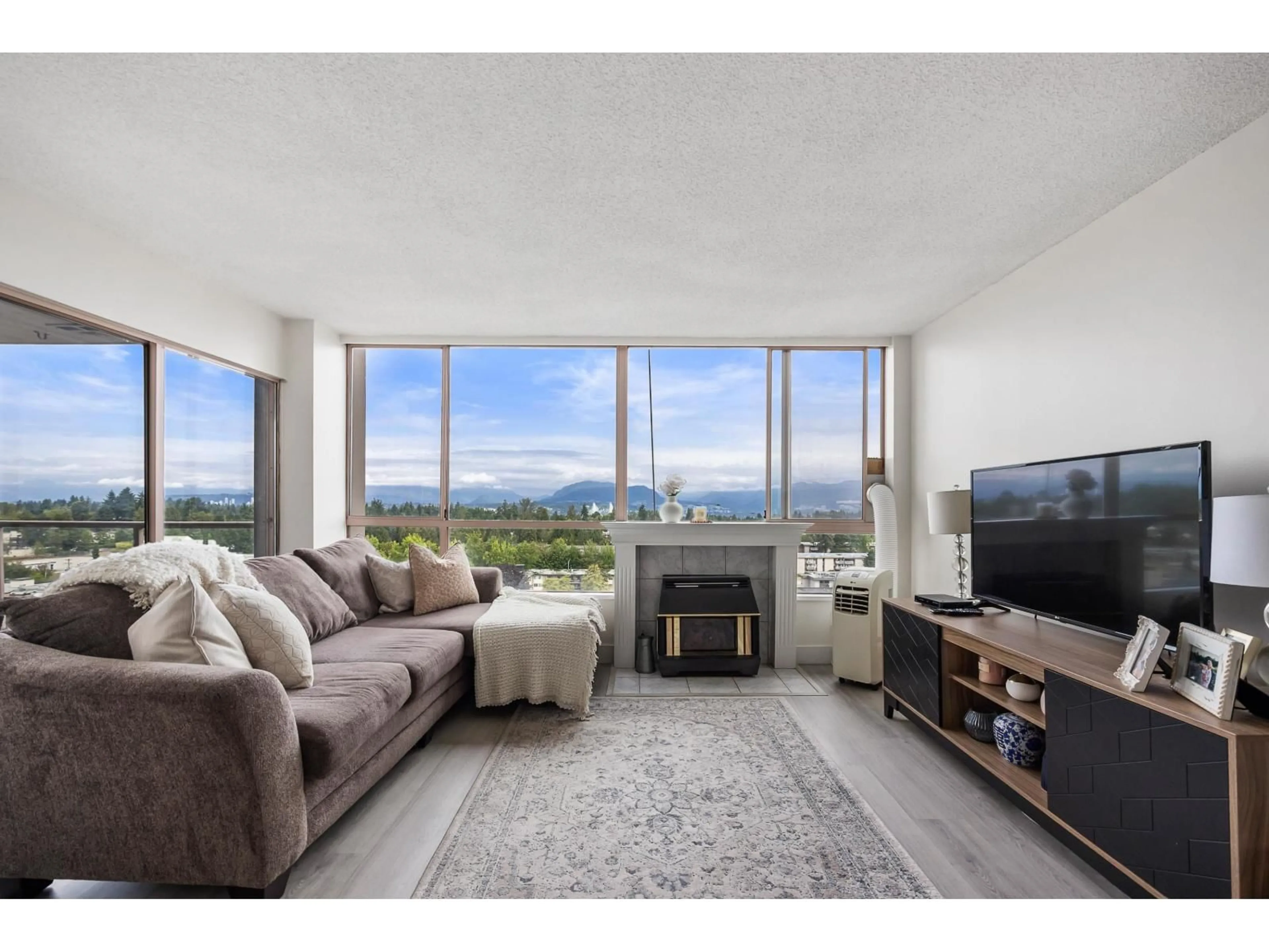 Living room with furniture, unknown for 1306 - 14881 103A, Surrey British Columbia V3R0M5