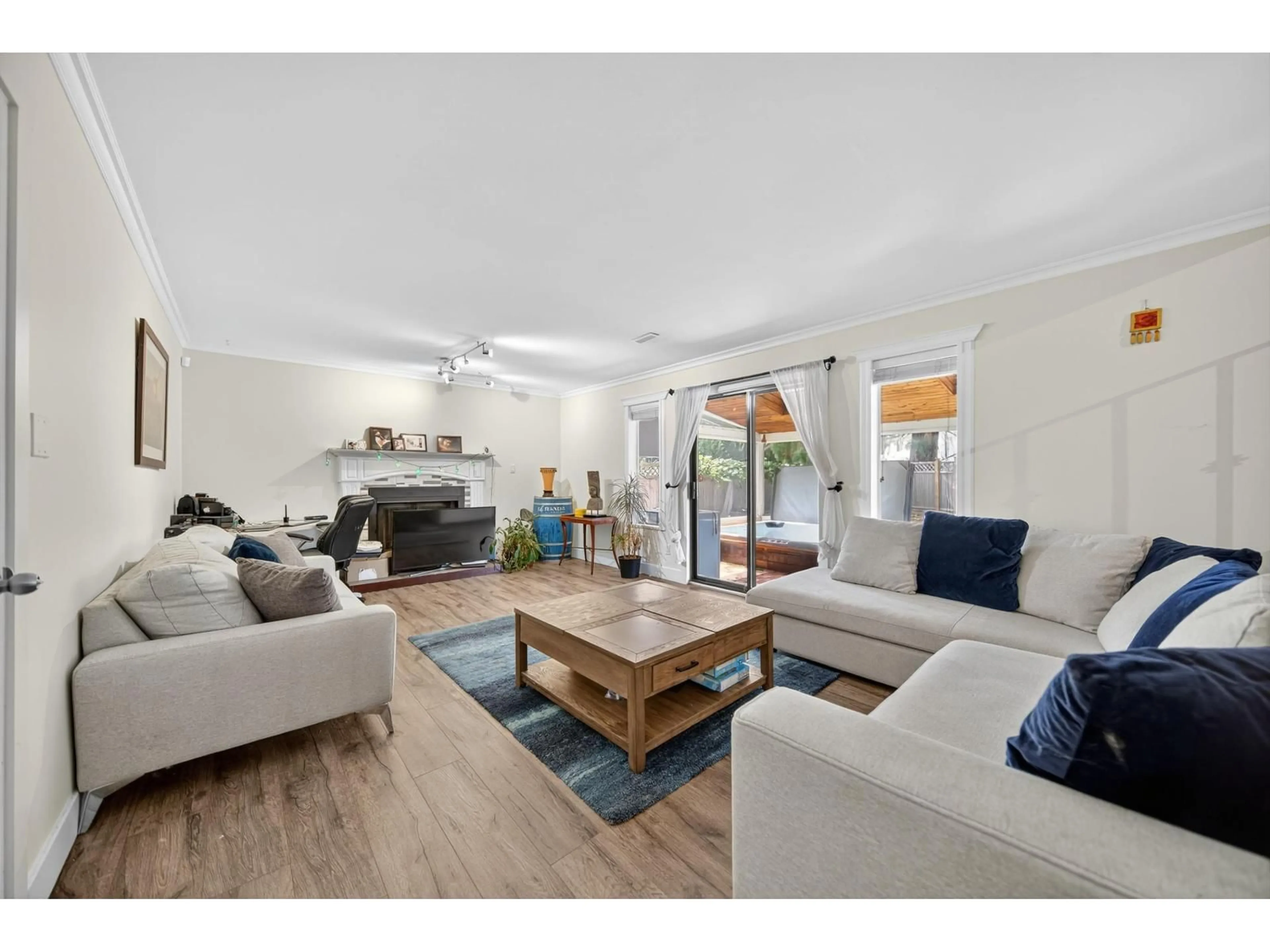 Living room with furniture, unknown for 8607 BYRON, Delta British Columbia V4C7P7