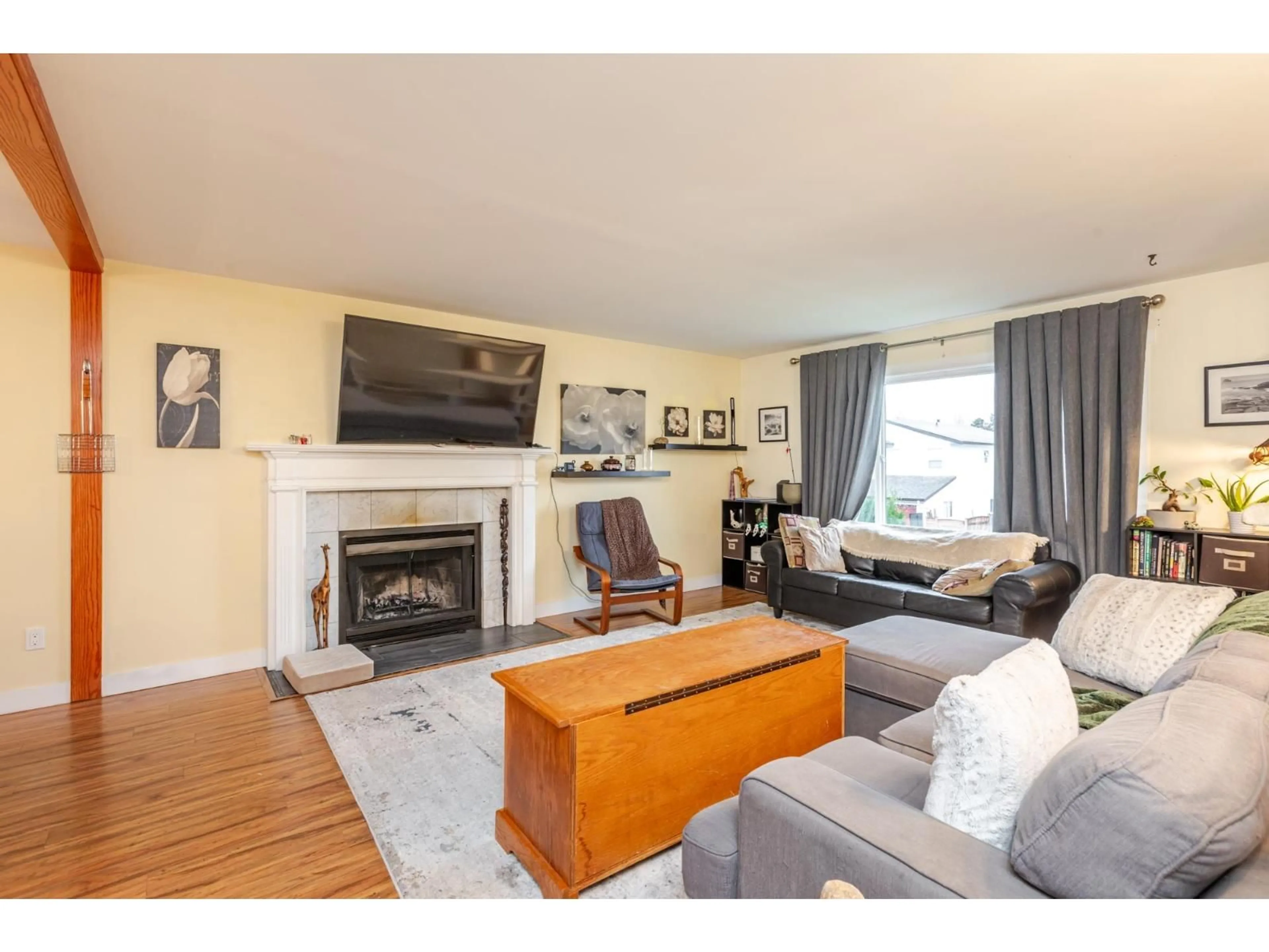 Living room with furniture, wood/laminate floor for 8558 MCCUTCHEON AVENUE, Chilliwack British Columbia V2P7K7