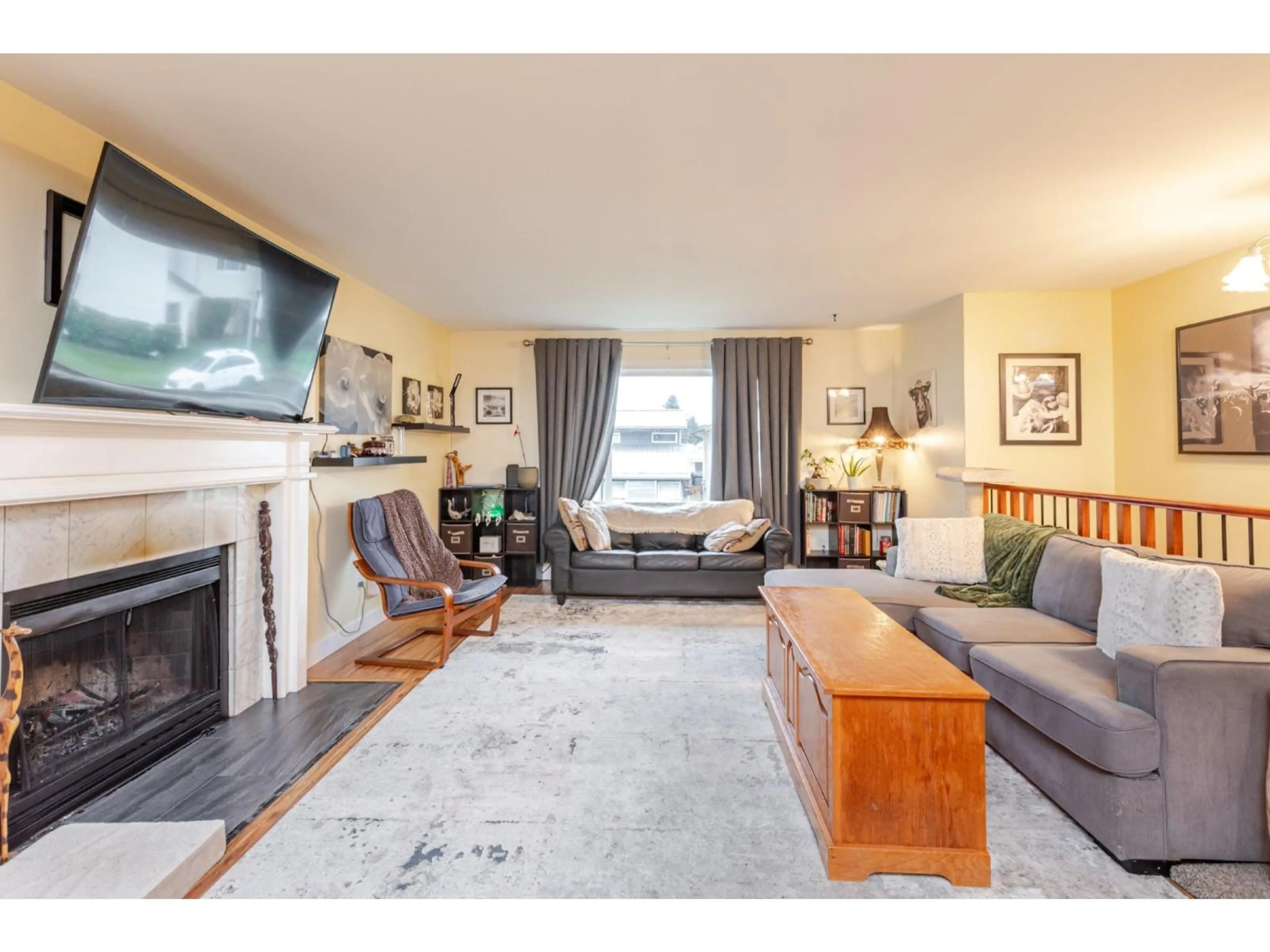 Living room with furniture, wood/laminate floor for 8558 MCCUTCHEON AVENUE, Chilliwack British Columbia V2P7K7