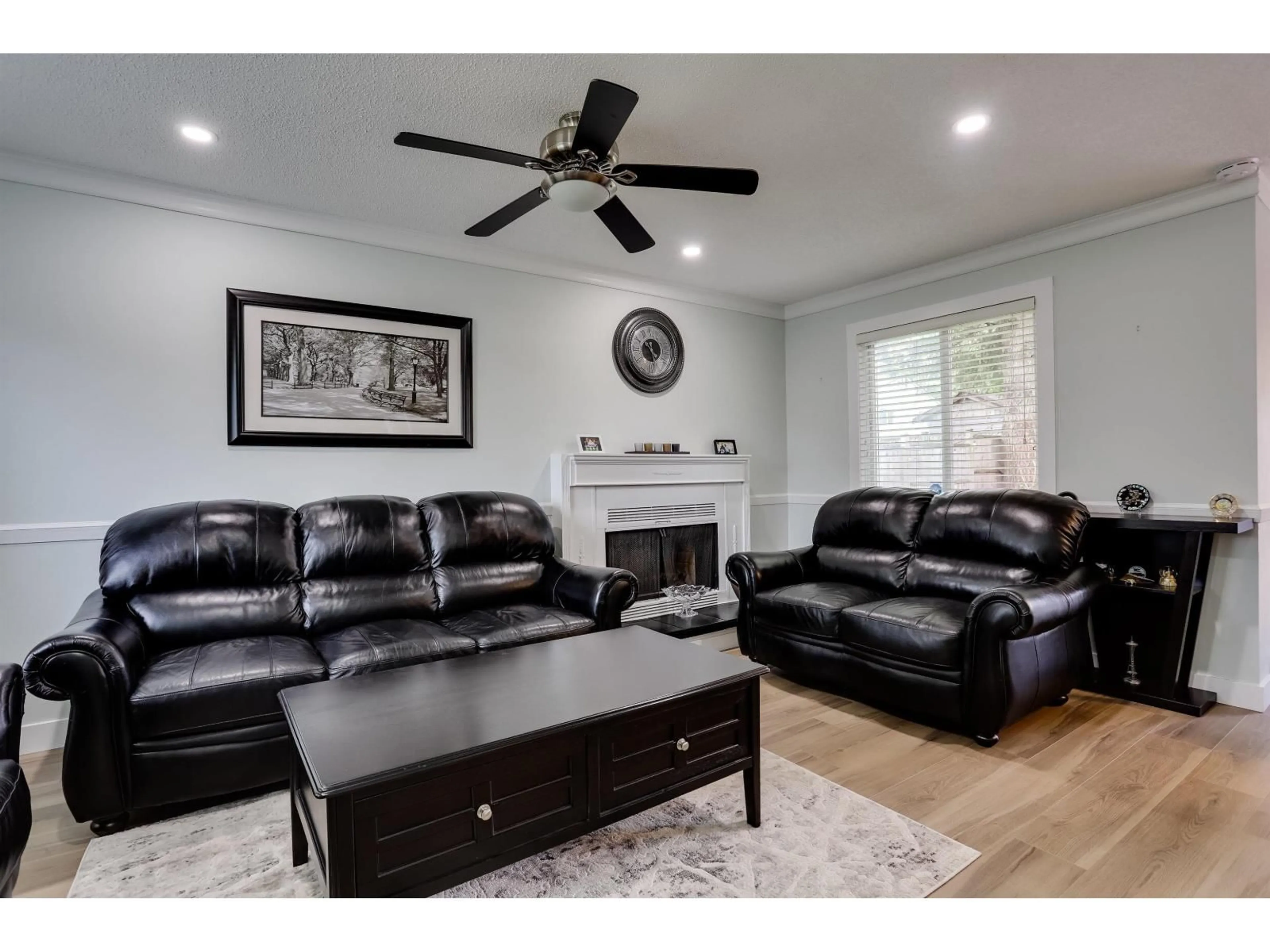 Living room with furniture, wood/laminate floor for 12480 78, Surrey British Columbia V3W8K1