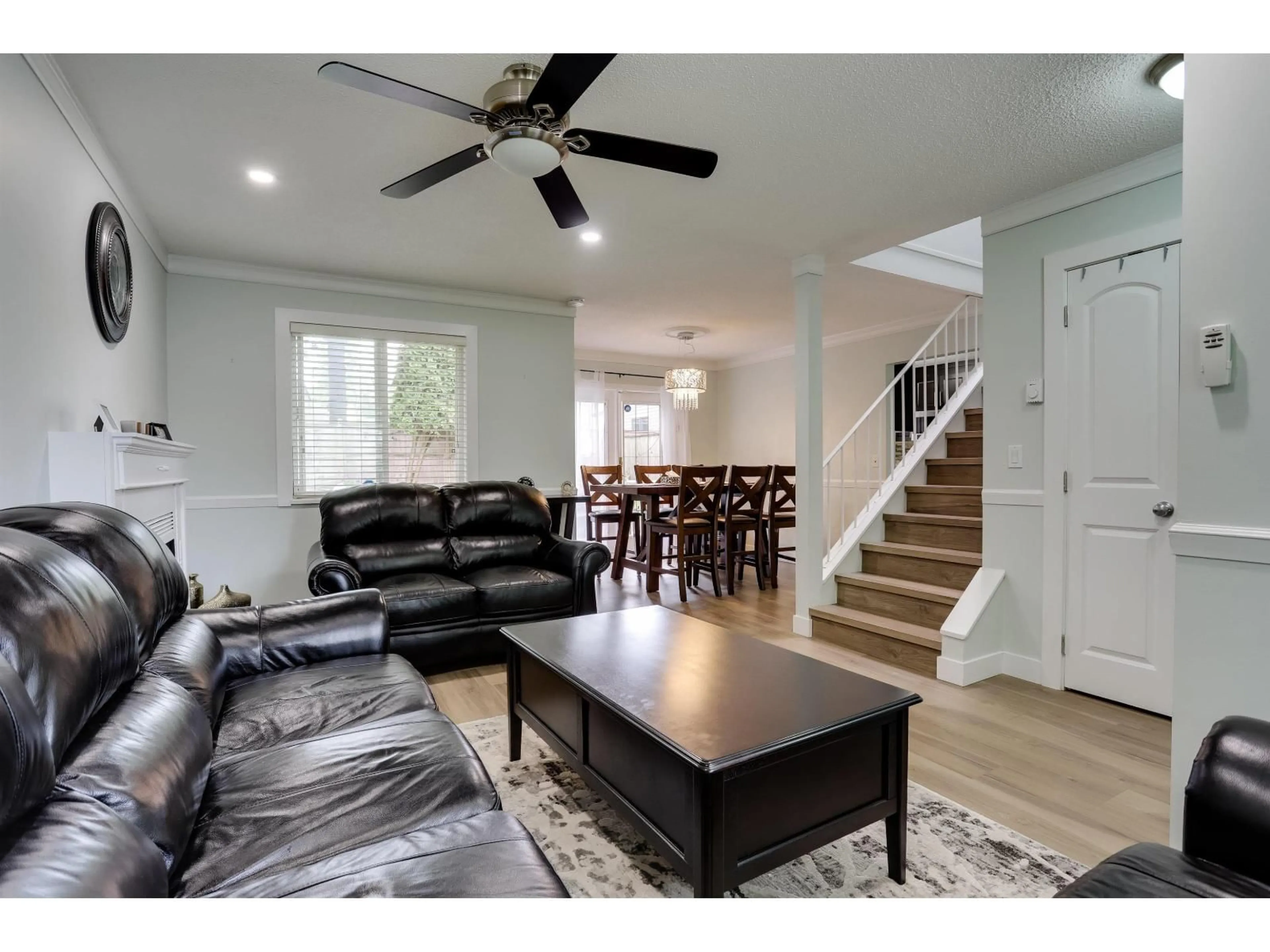 Living room with furniture, wood/laminate floor for 12480 78, Surrey British Columbia V3W8K1