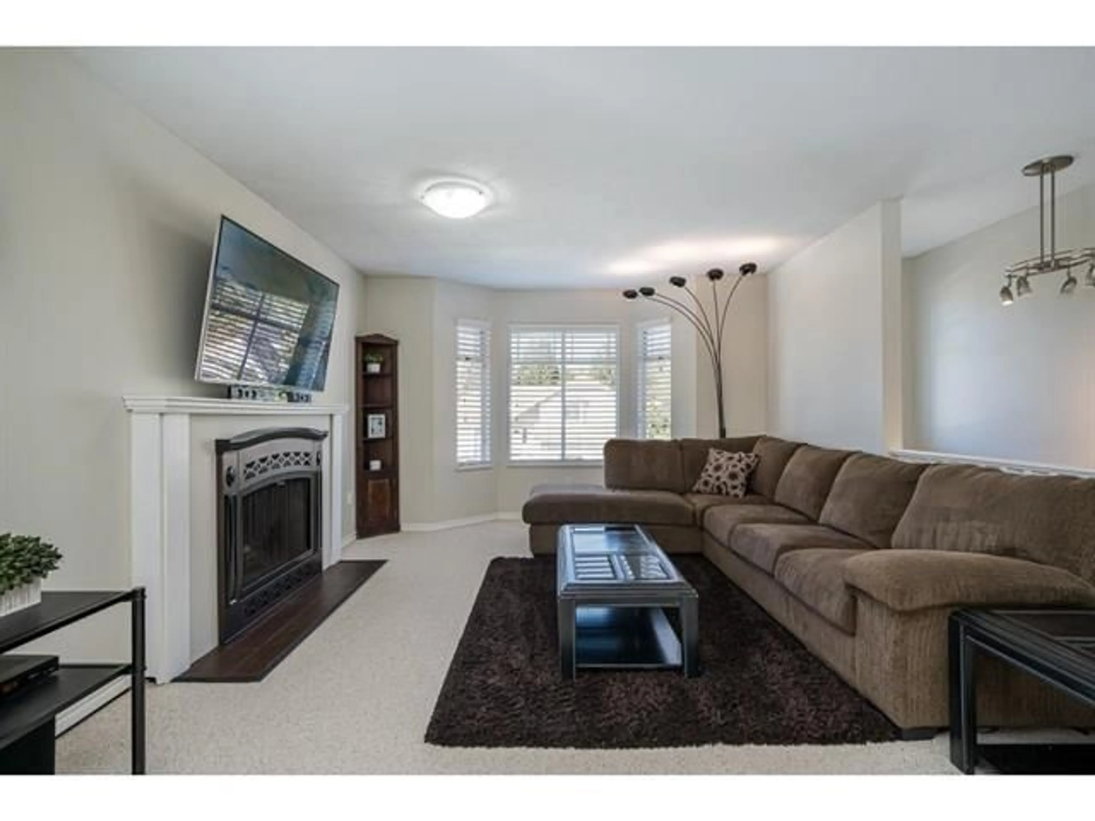 Living room with furniture, unknown for 13526 64A, Surrey British Columbia V3W9H7