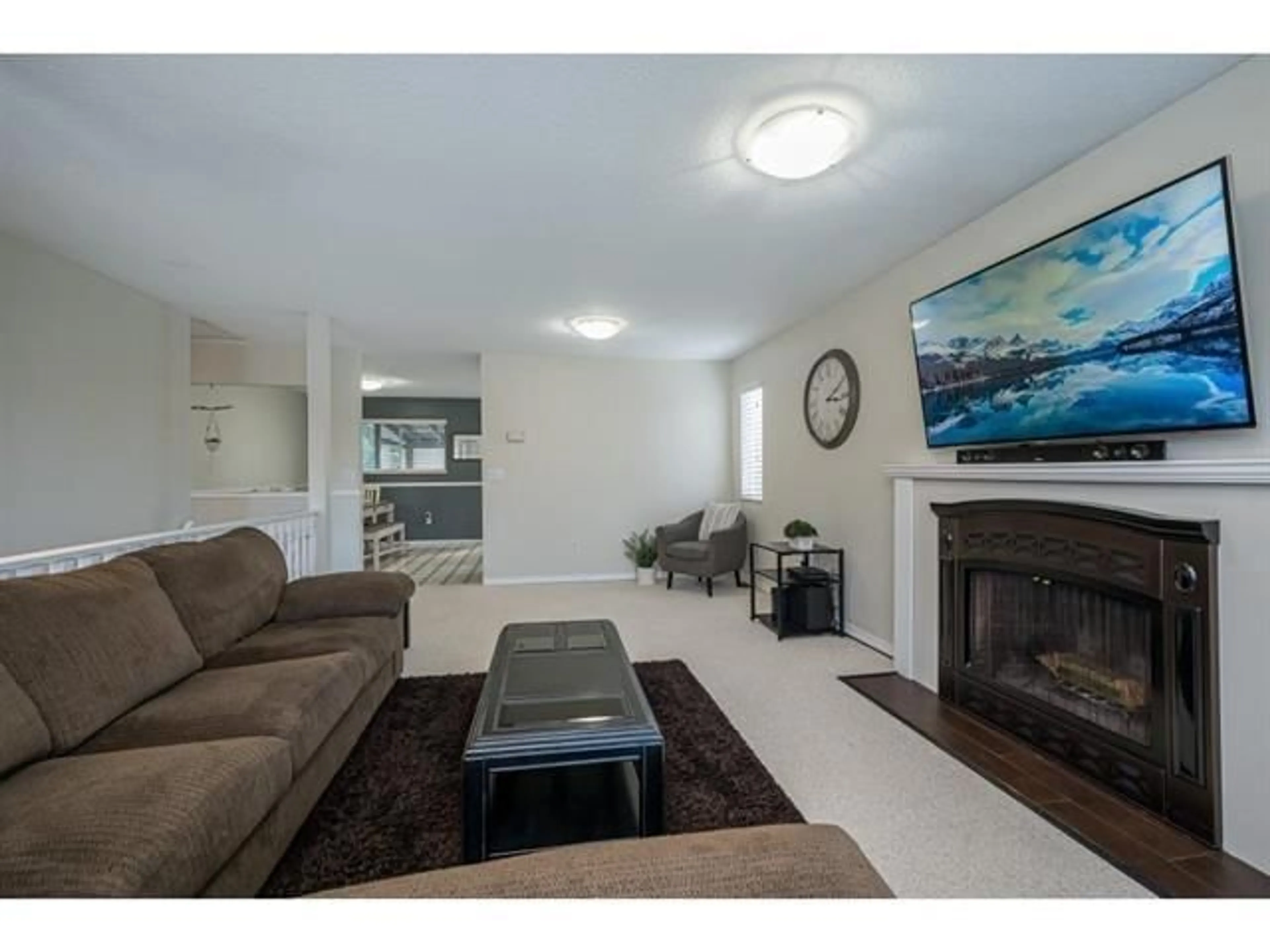 Living room with furniture, unknown for 13526 64A, Surrey British Columbia V3W9H7