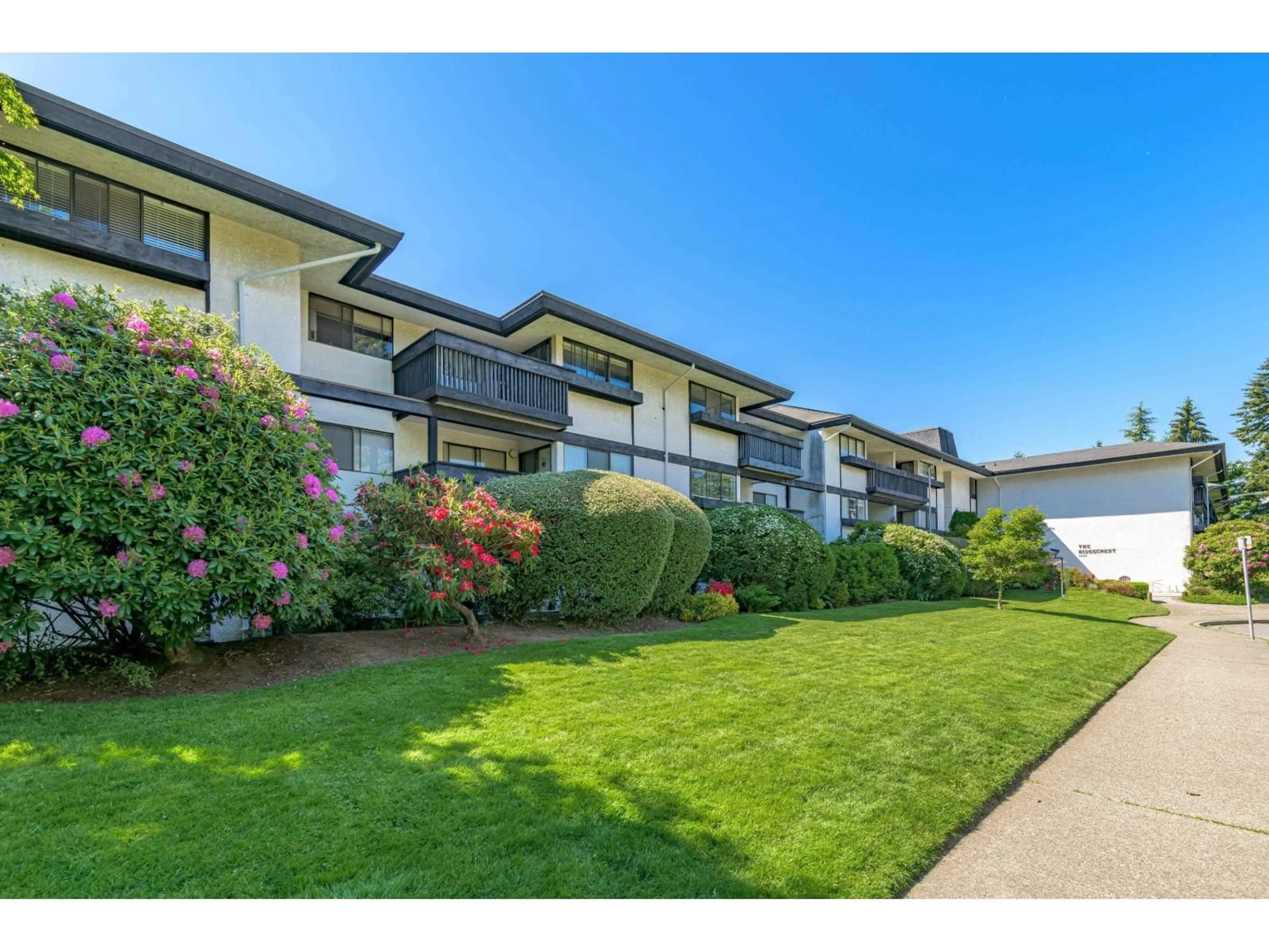 A pic from outside/outdoor area/front of a property/back of a property/a pic from drone, unknown for 309 - 1561 VIDAL, White Rock British Columbia V4B5A7
