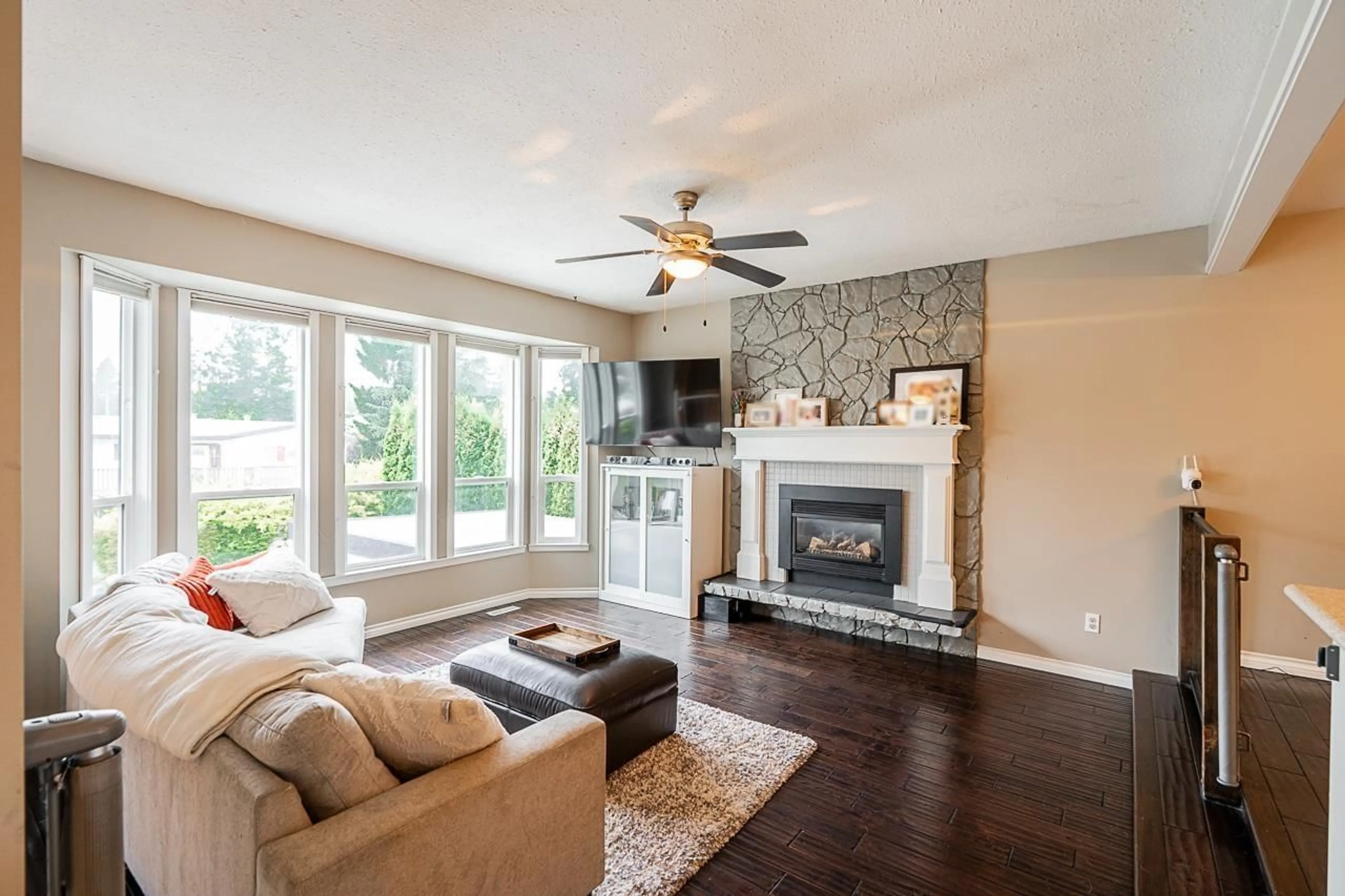 Living room with furniture, wood/laminate floor for 8134 PHILBERT, Mission British Columbia V2V4W7