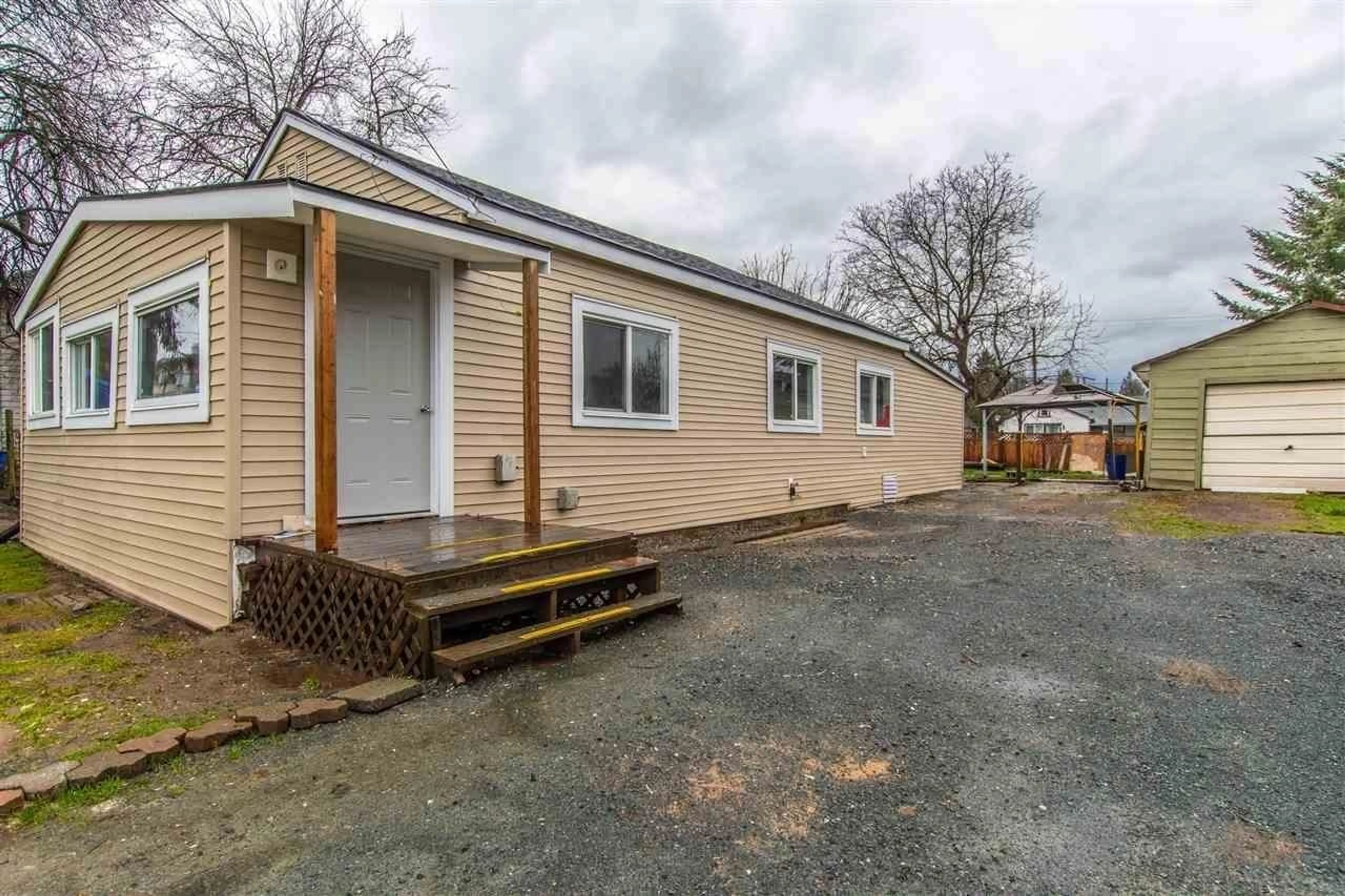 A pic from outside/outdoor area/front of a property/back of a property/a pic from drone, building for 9485 ROBSON STREET, Chilliwack British Columbia V2P4E4