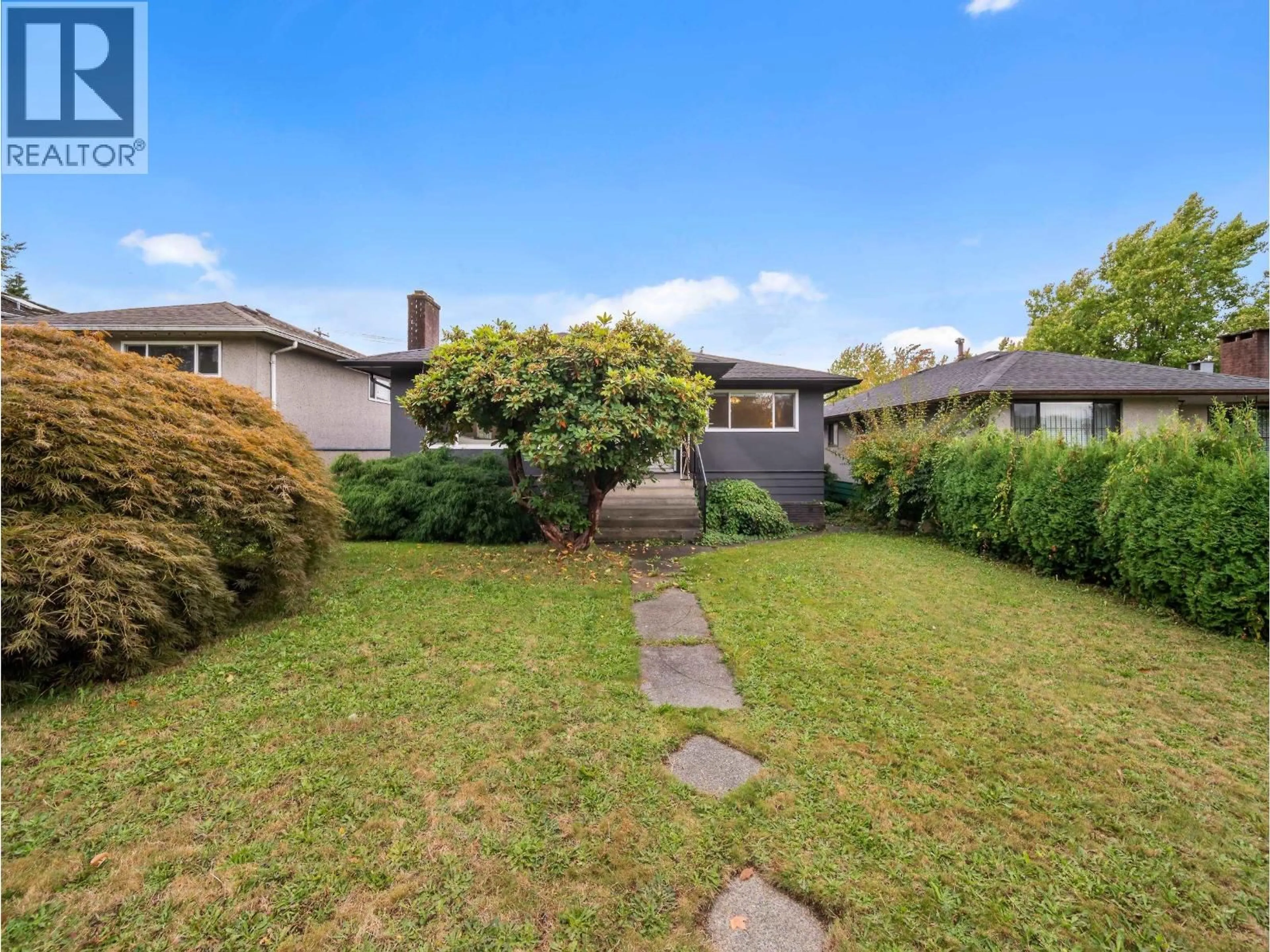 A pic from outside/outdoor area/front of a property/back of a property/a pic from drone, street for 2624 1ST AVENUE, Vancouver British Columbia V5M1A5