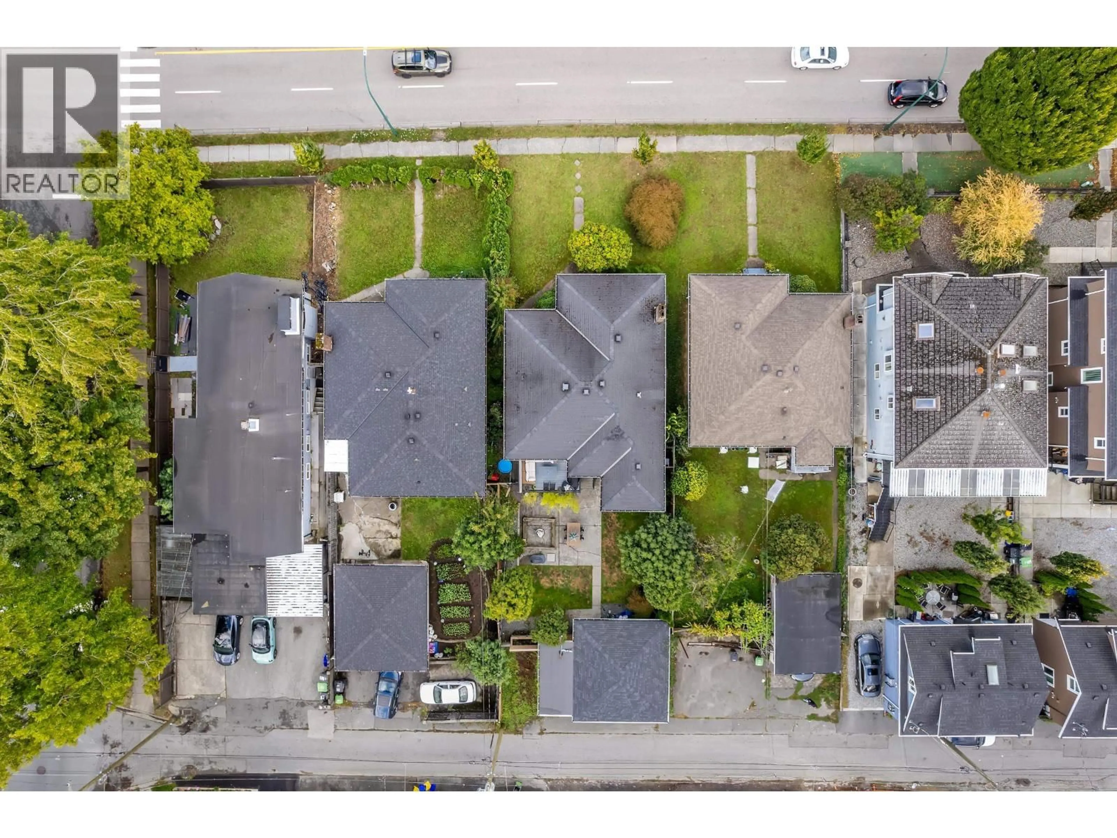 A pic from outside/outdoor area/front of a property/back of a property/a pic from drone, street for 2624 1ST AVENUE, Vancouver British Columbia V5M1A5