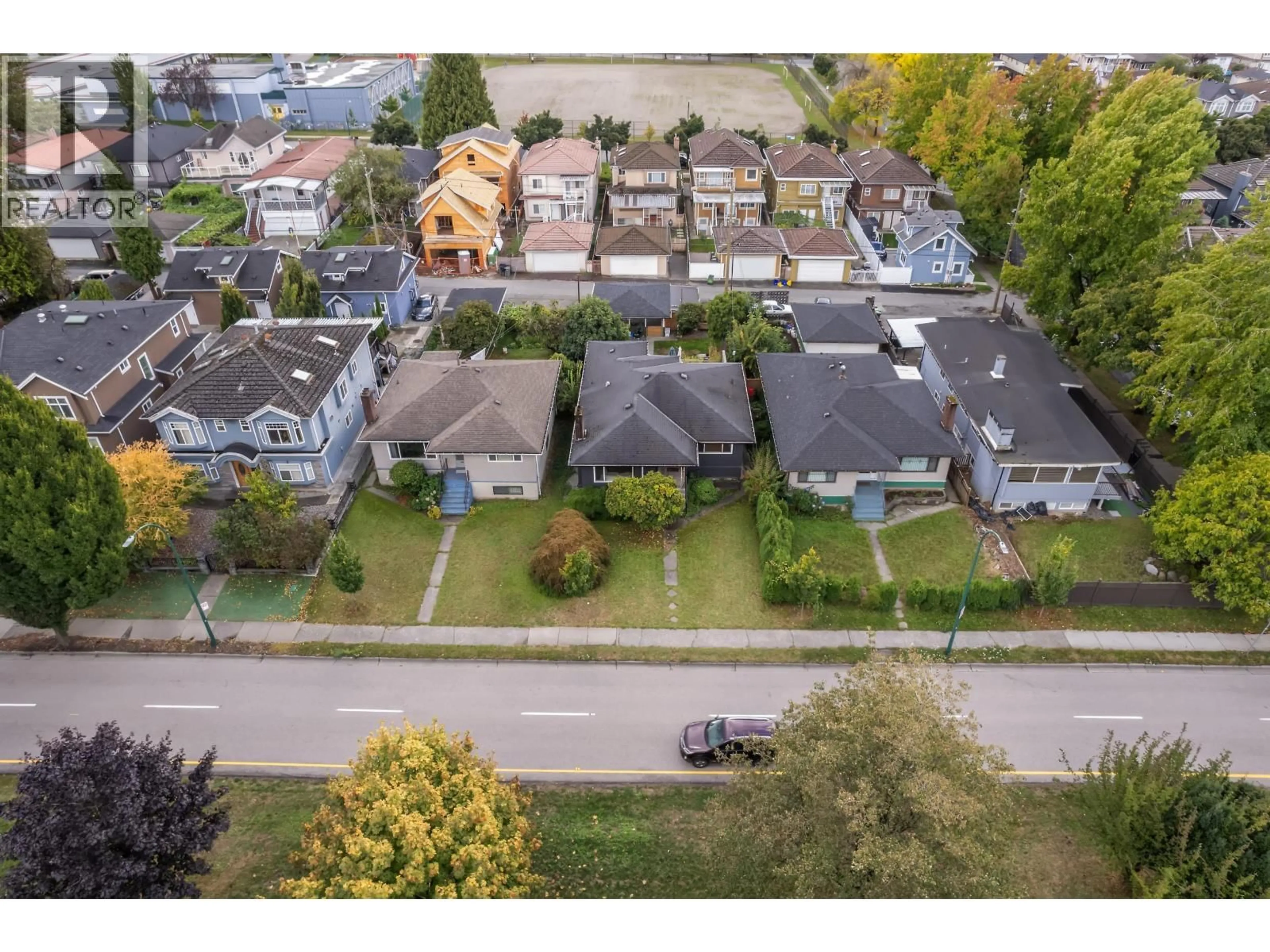 A pic from outside/outdoor area/front of a property/back of a property/a pic from drone, street for 2624 1ST AVENUE, Vancouver British Columbia V5M1A5