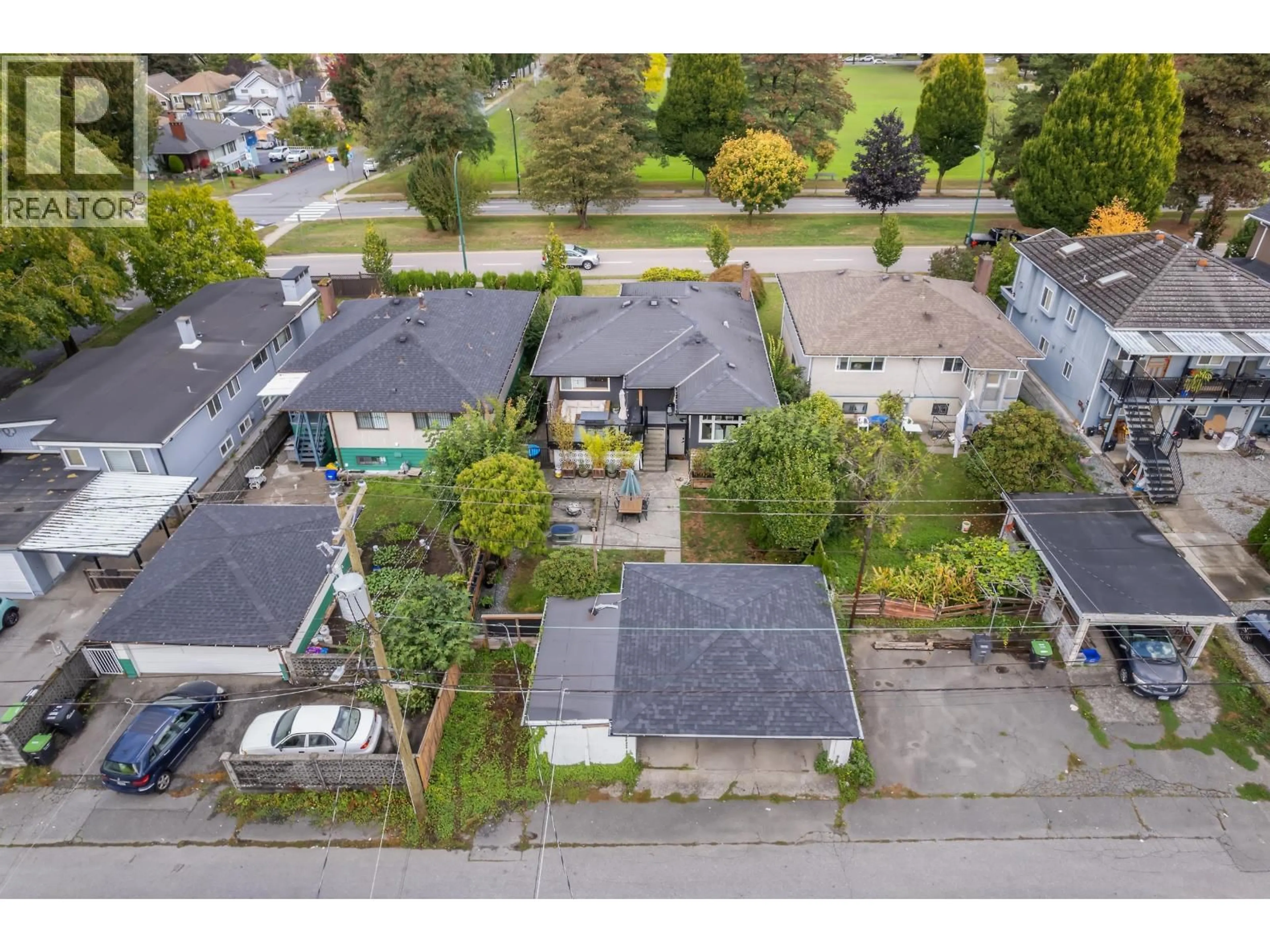 A pic from outside/outdoor area/front of a property/back of a property/a pic from drone, street for 2624 1ST AVENUE, Vancouver British Columbia V5M1A5