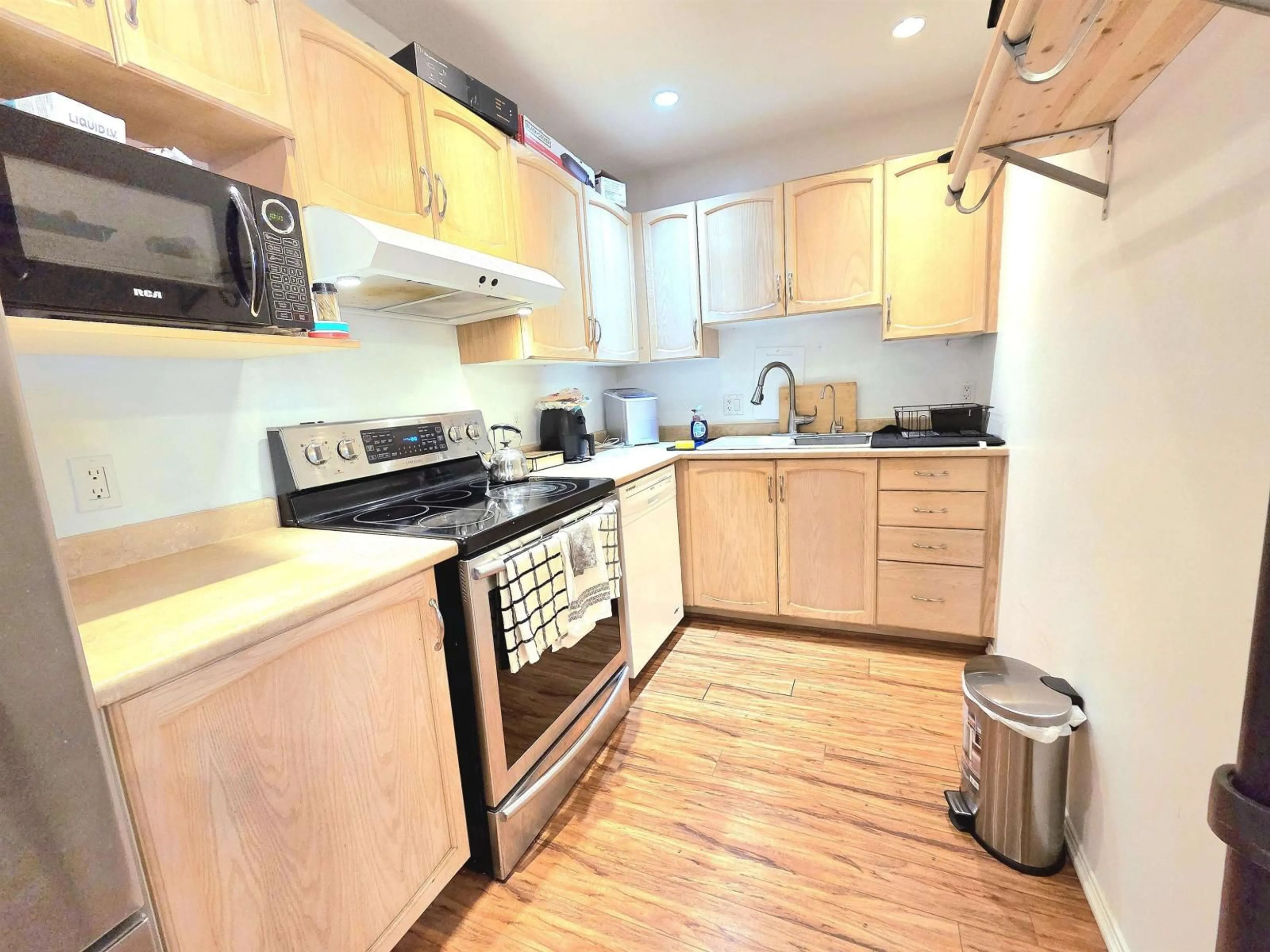 Standard kitchen, wood/laminate floor for 406 - 2960 TRETHEWEY, Abbotsford British Columbia V2T6P5