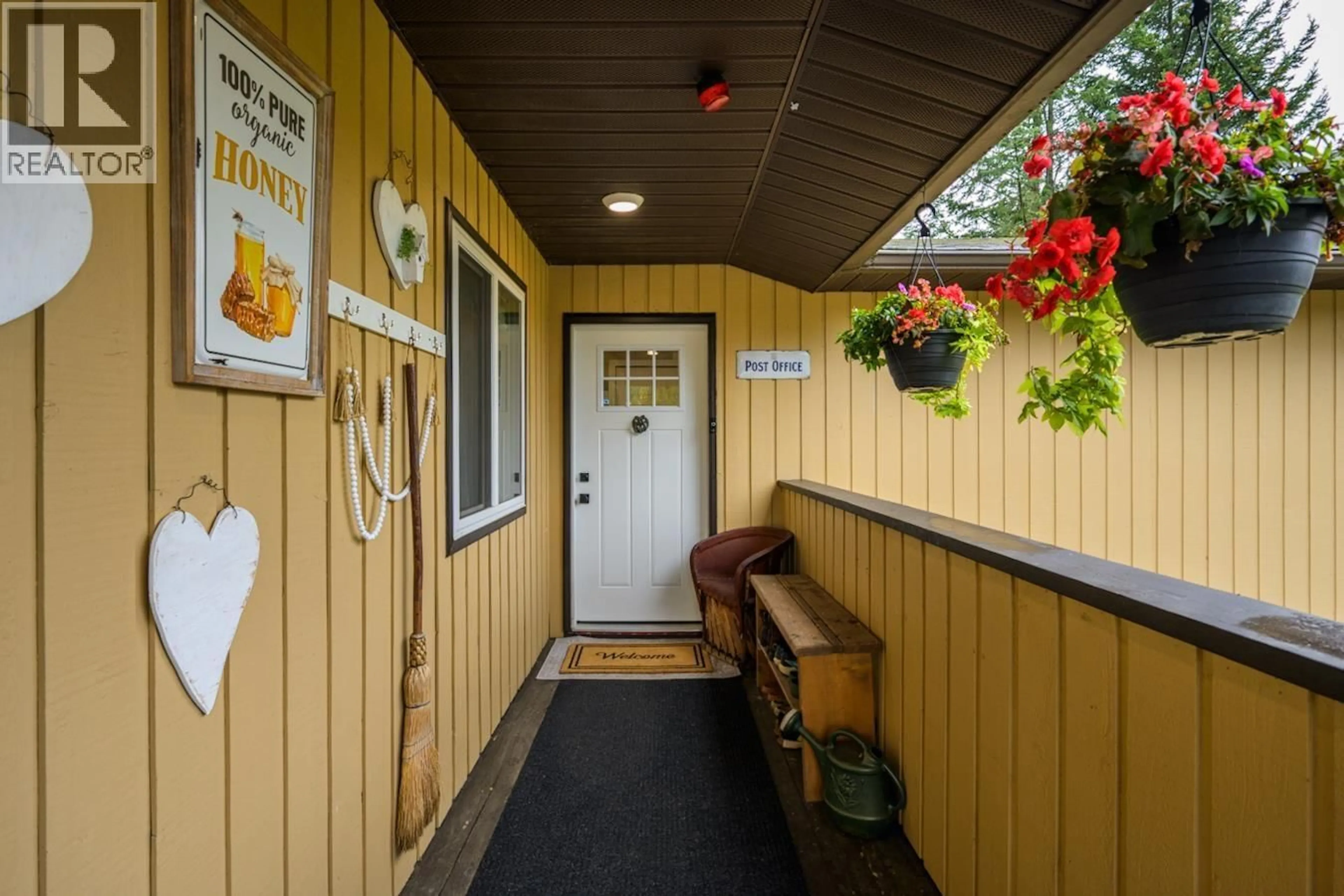 Indoor entryway for 3582 ROSIA ROAD, Prince George British Columbia V2K4Y6