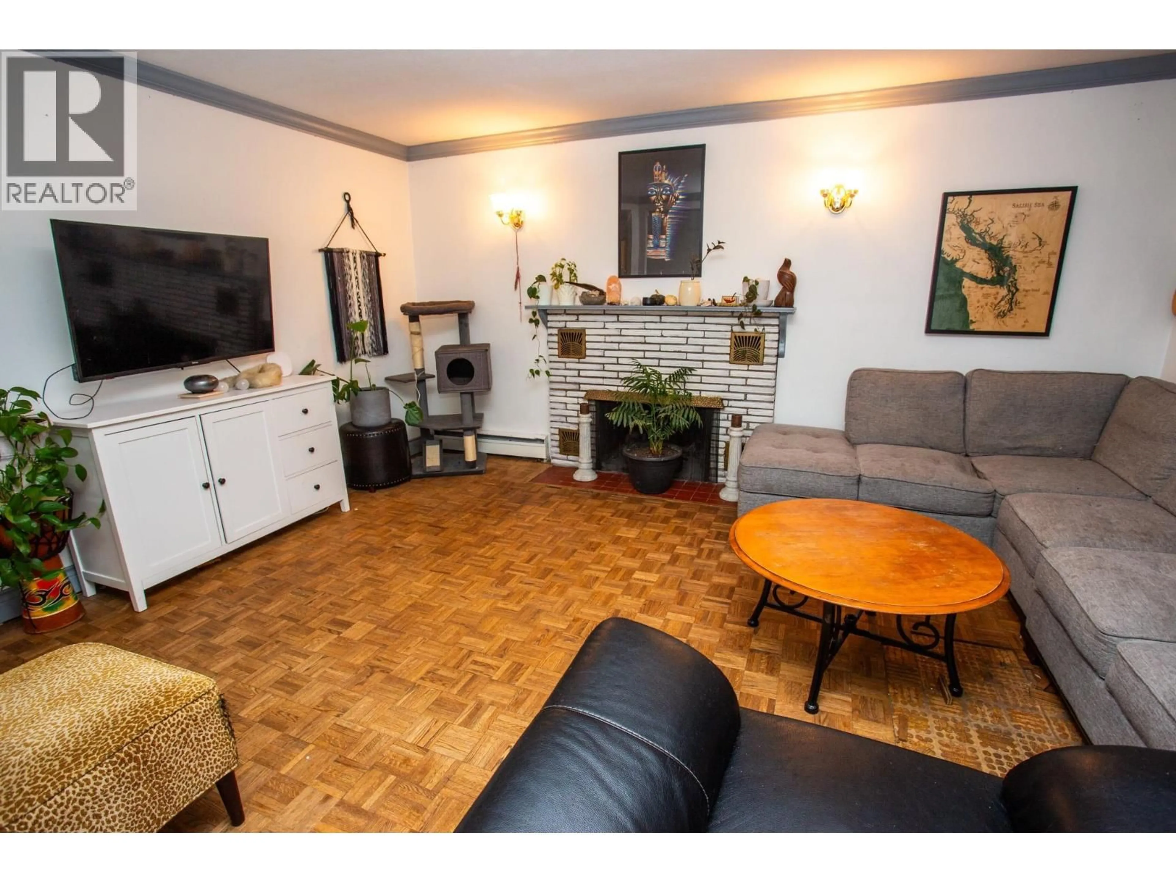 Living room with furniture, wood/laminate floor for 930 EWERT STREET, Prince George British Columbia V2M2N9