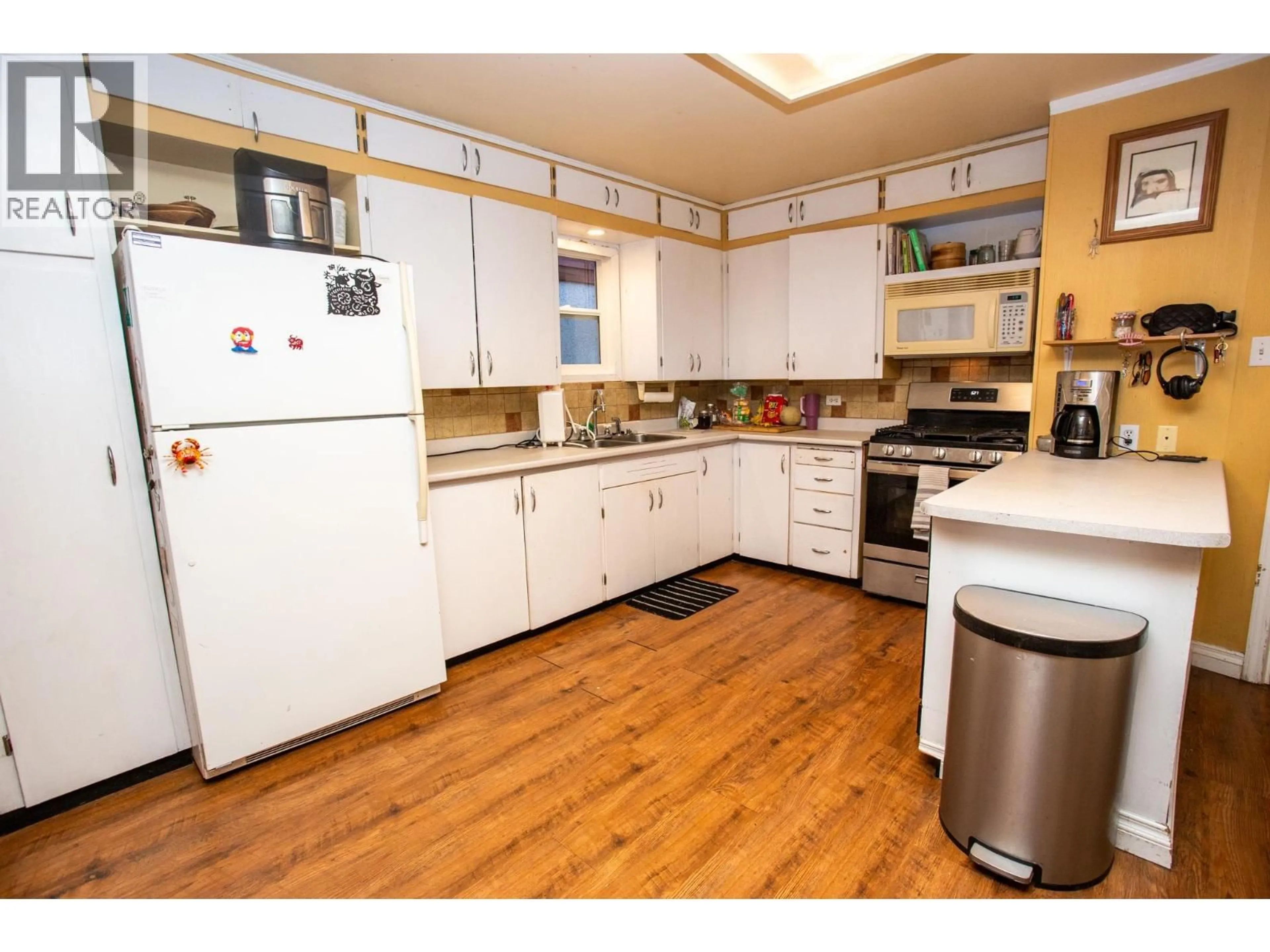 Standard kitchen, wood/laminate floor for 930 EWERT STREET, Prince George British Columbia V2M2N9