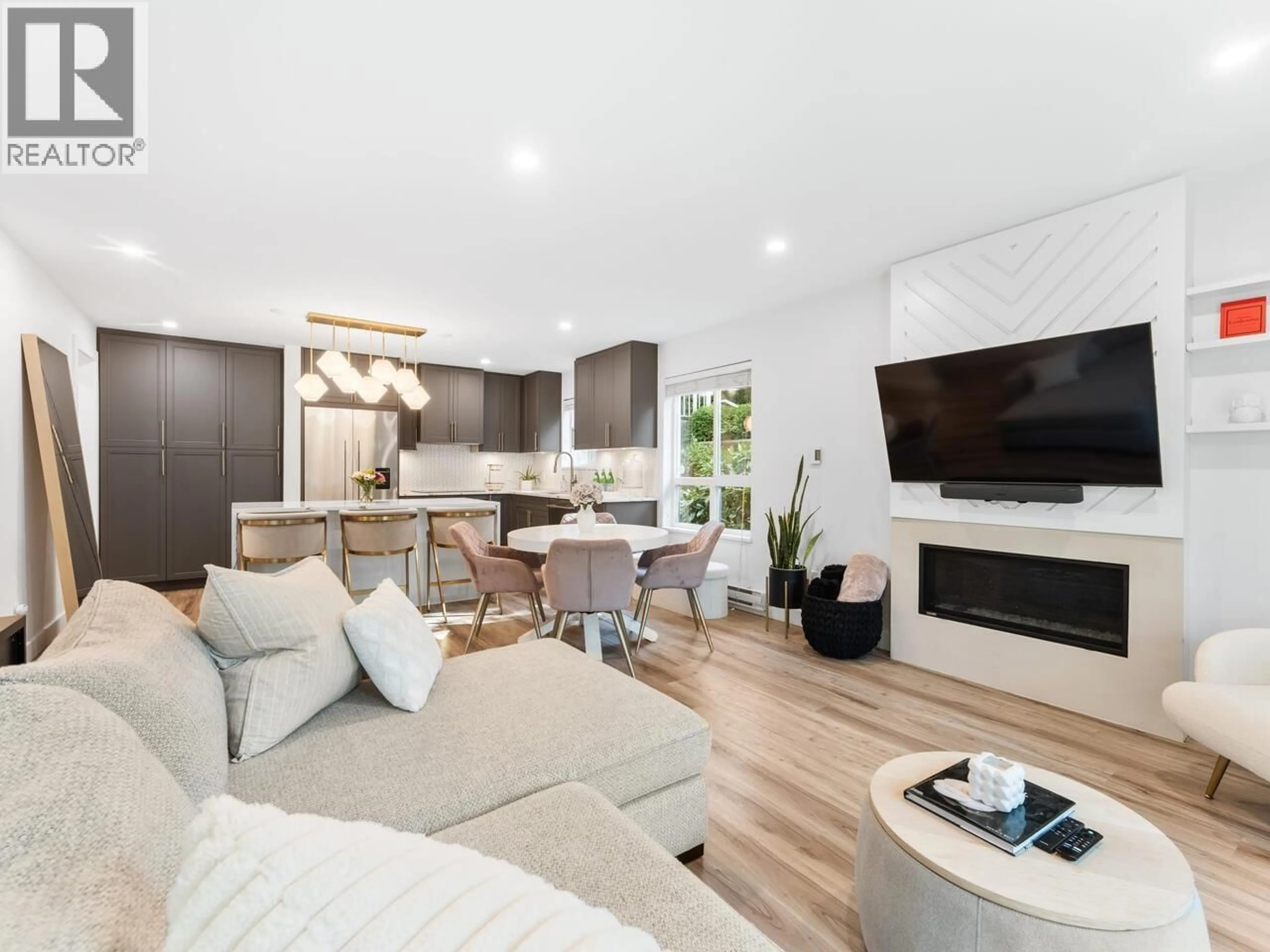 Living room with furniture, unknown for 6 - 848 16TH STREET, North Vancouver British Columbia V7P1R3