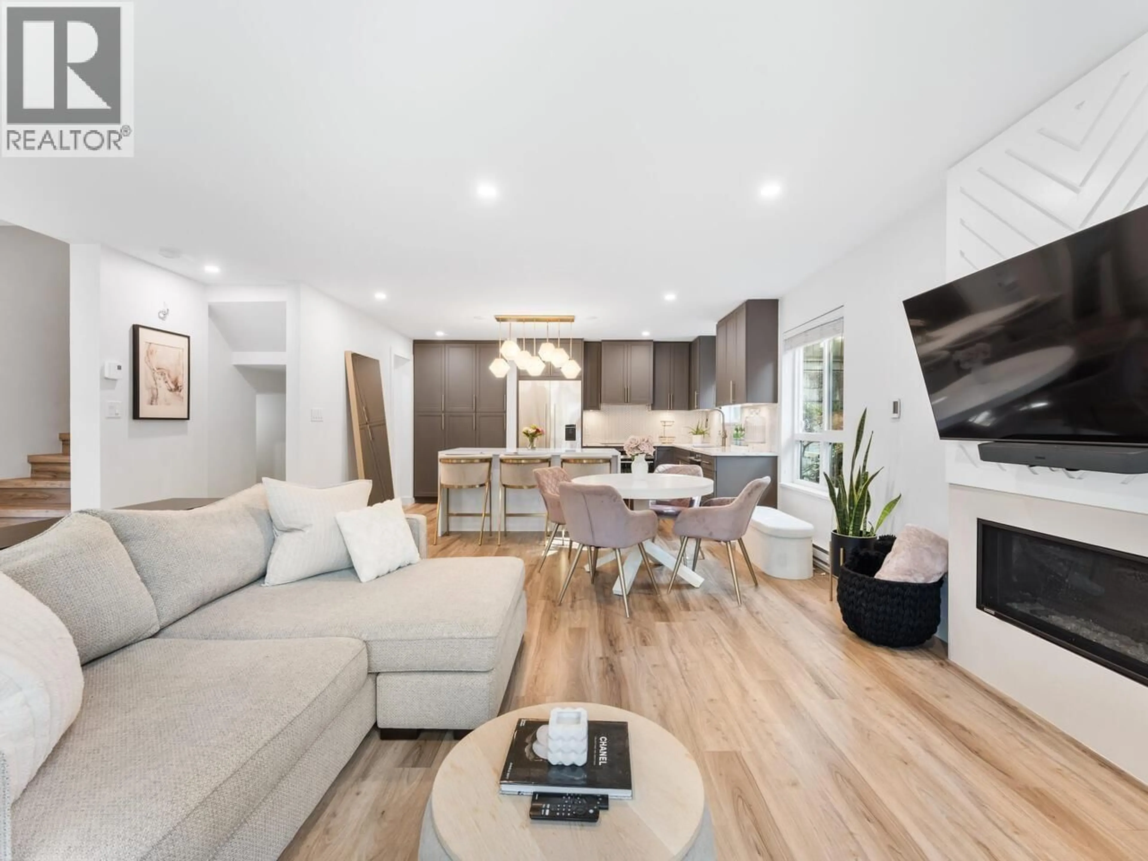 Living room with furniture, wood/laminate floor for 6 - 848 16TH STREET, North Vancouver British Columbia V7P1R3