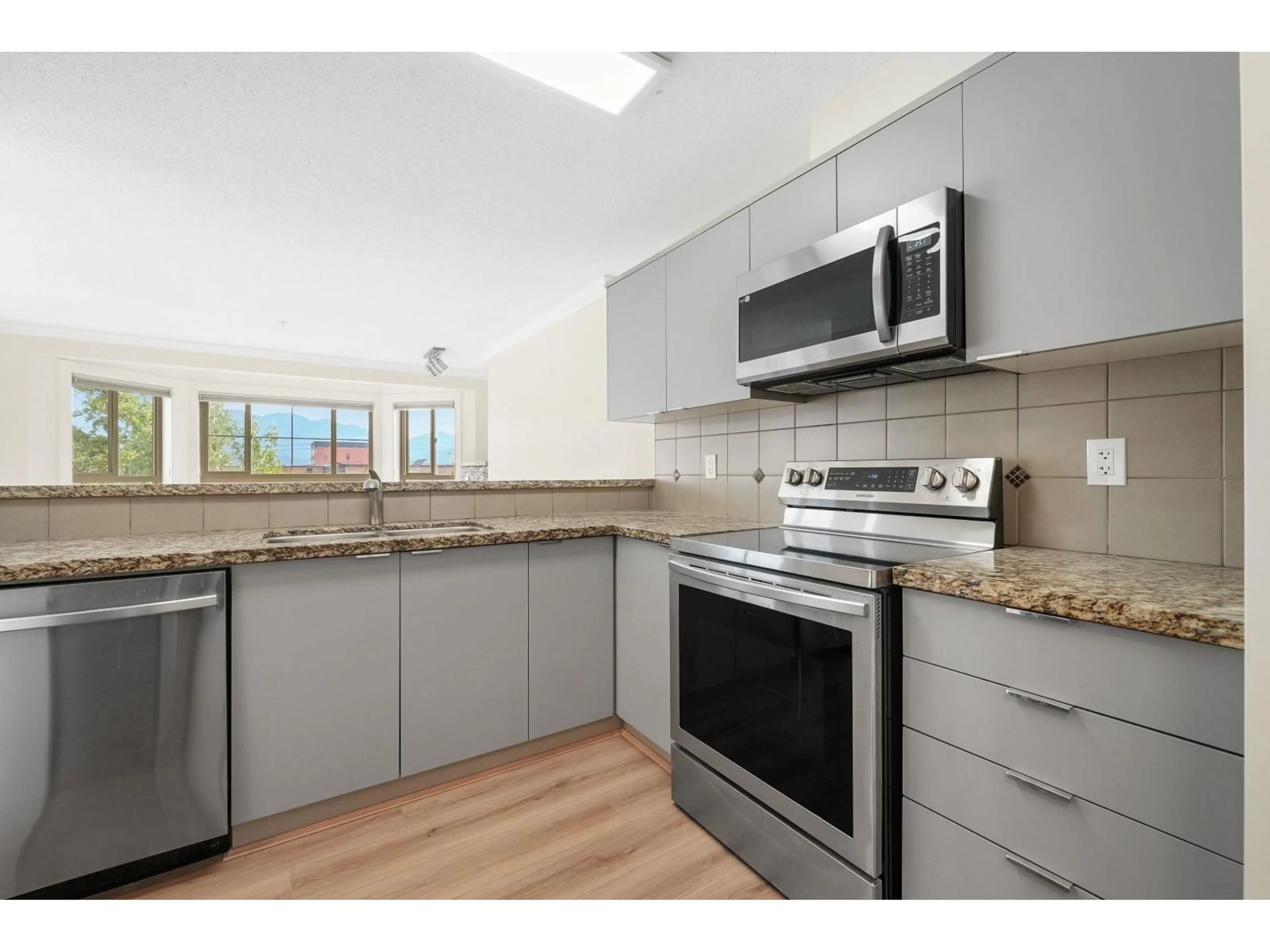 Standard kitchen, unknown for 212 - 9000 BIRCH STREET, Chilliwack British Columbia V2P8G2