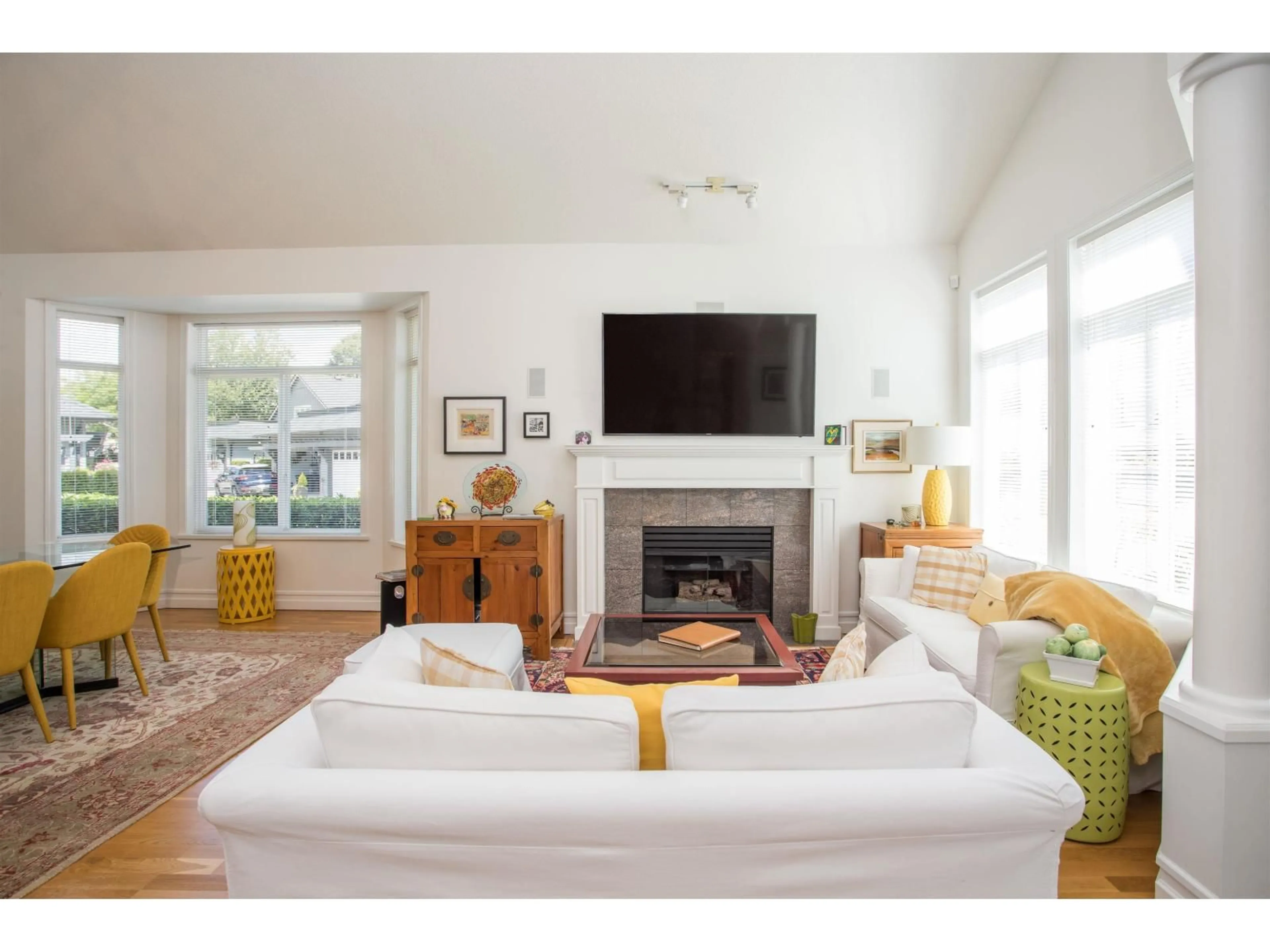 Living room with furniture, wood/laminate floor for 34 - 14909 32, Surrey British Columbia V4P1A4