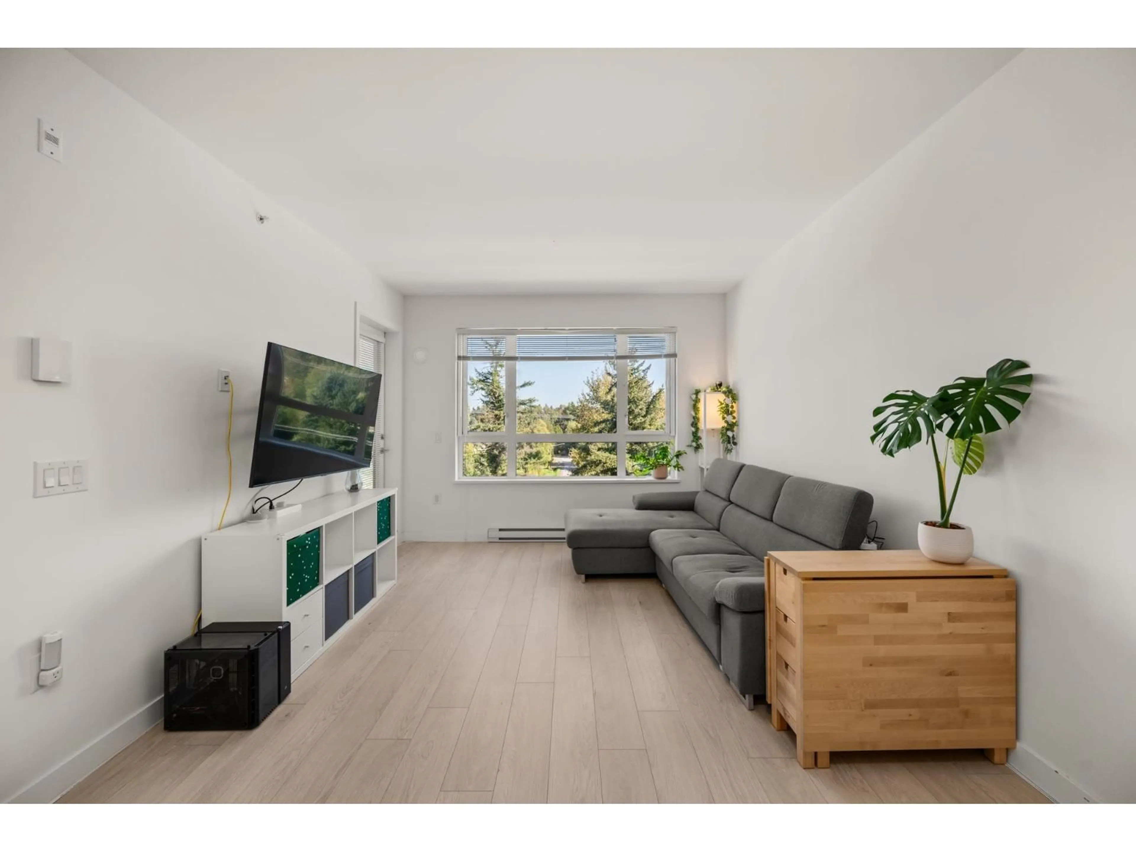 Living room with furniture, wood/laminate floor for 614 - 10603 140, Surrey British Columbia V3T0M8