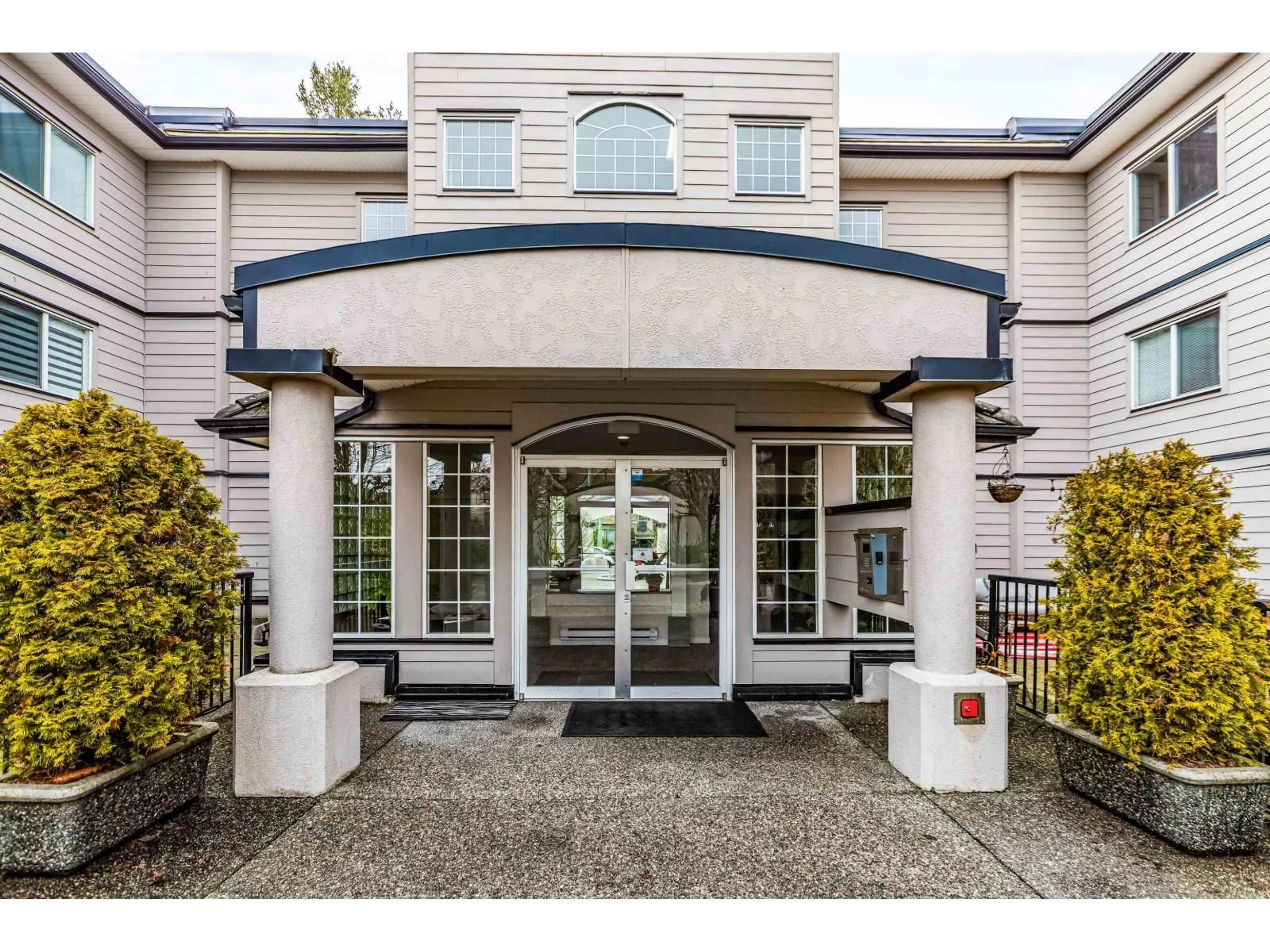 Indoor entryway for 311 - 1533 BEST, White Rock British Columbia V4B4E9