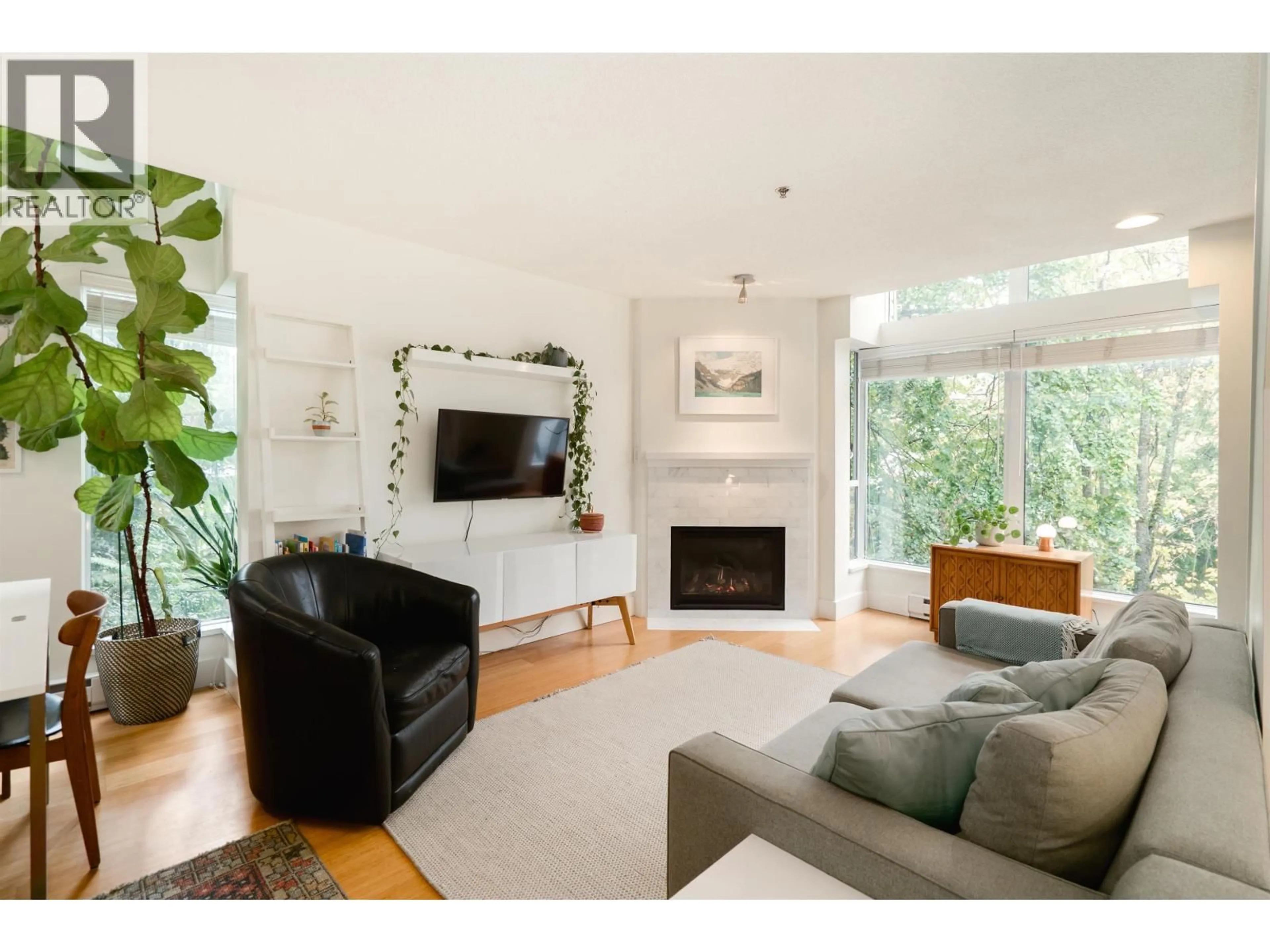 Living room with furniture, wood/laminate floor for 916 14TH AVENUE, Vancouver British Columbia V5Z1R4