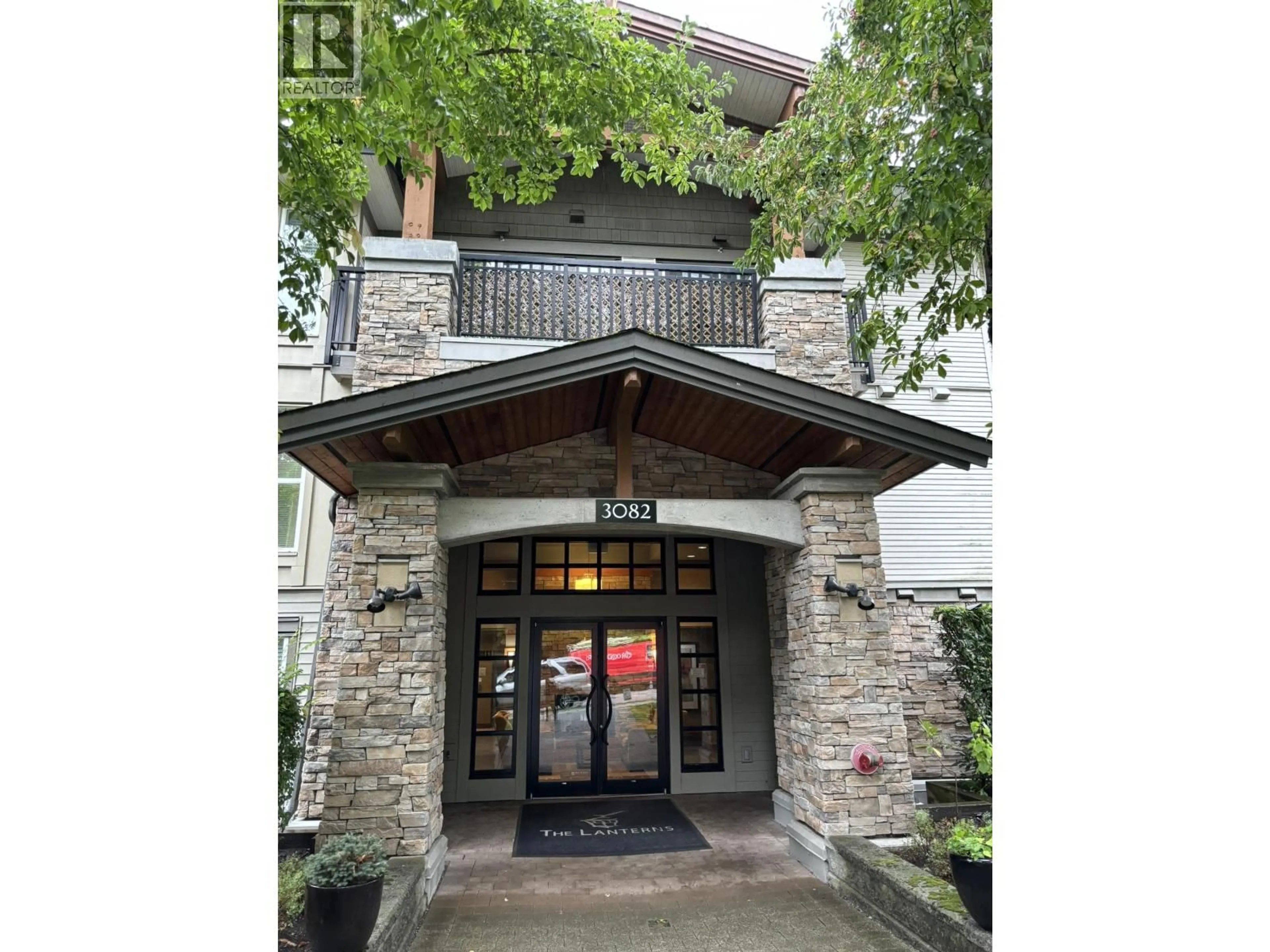 Indoor foyer for 103 - 3082 DAYANEE SPRINGS BOULEVARD, Coquitlam British Columbia V3E0A3
