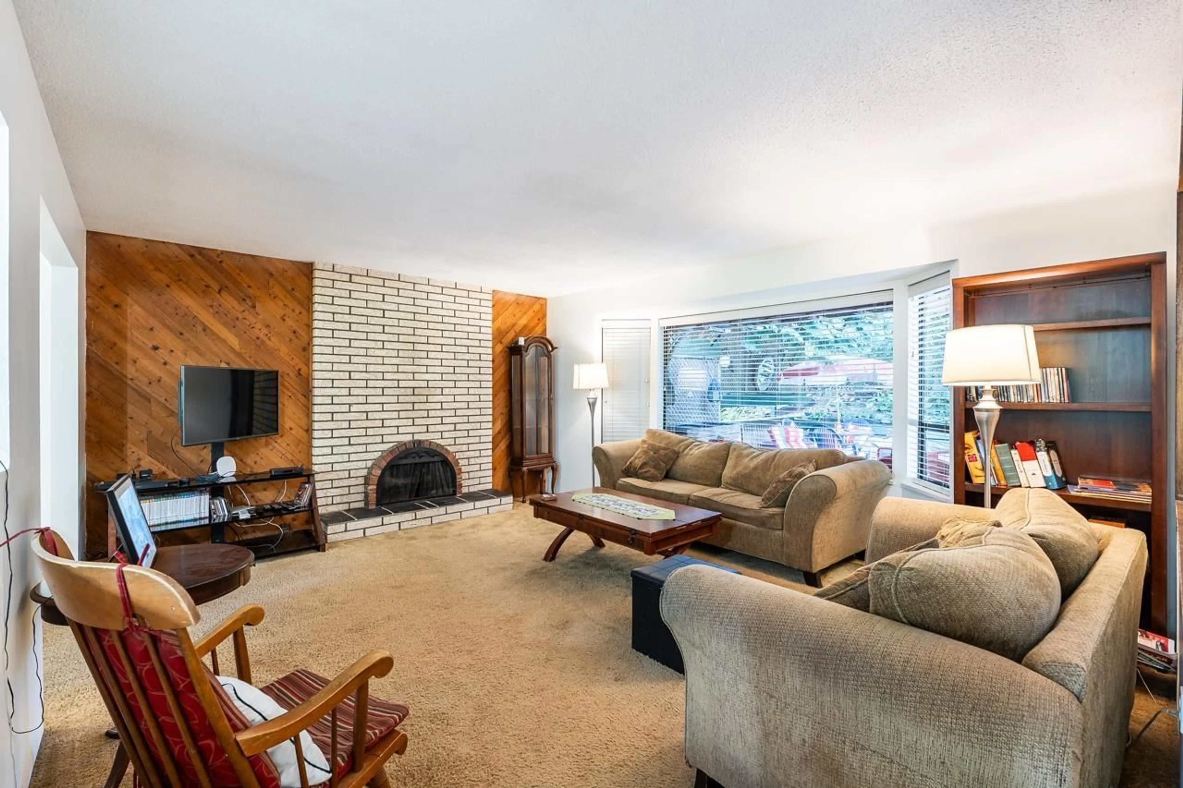 Living room with furniture, unknown for 13575 CRESTVIEW, Surrey British Columbia V3R6V6