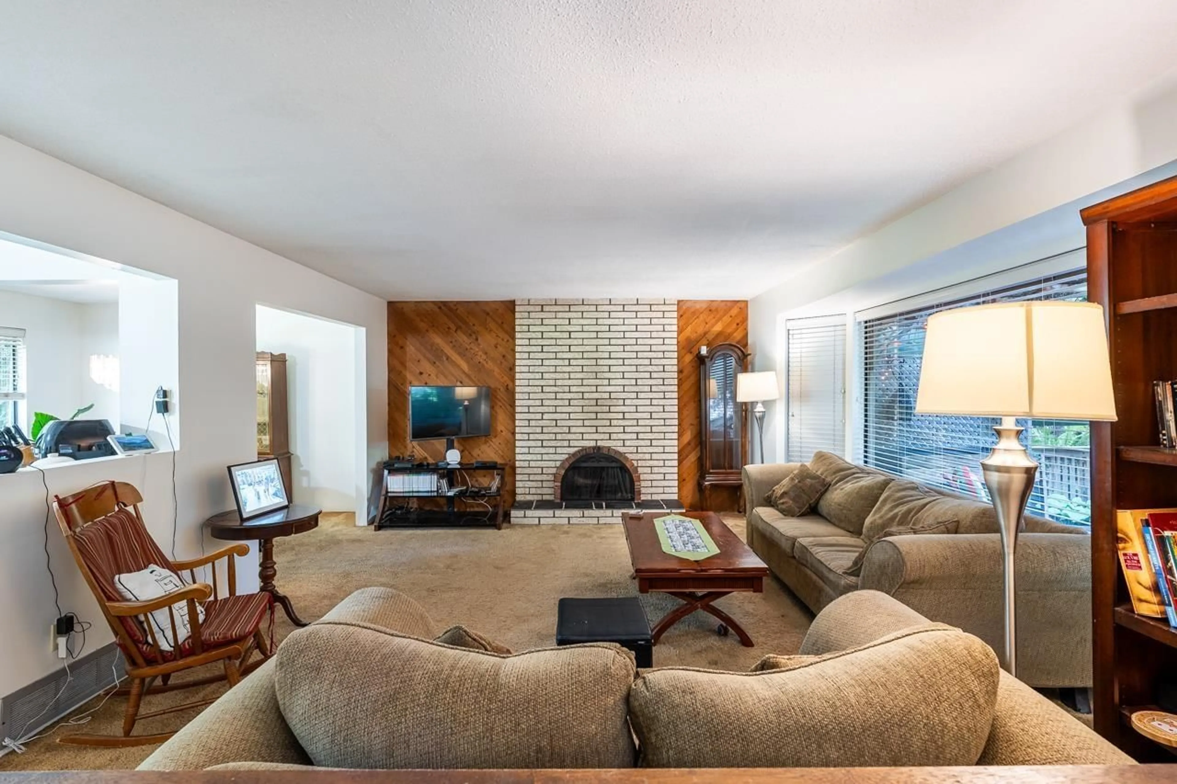 Living room with furniture, unknown for 13575 CRESTVIEW, Surrey British Columbia V3R6V6