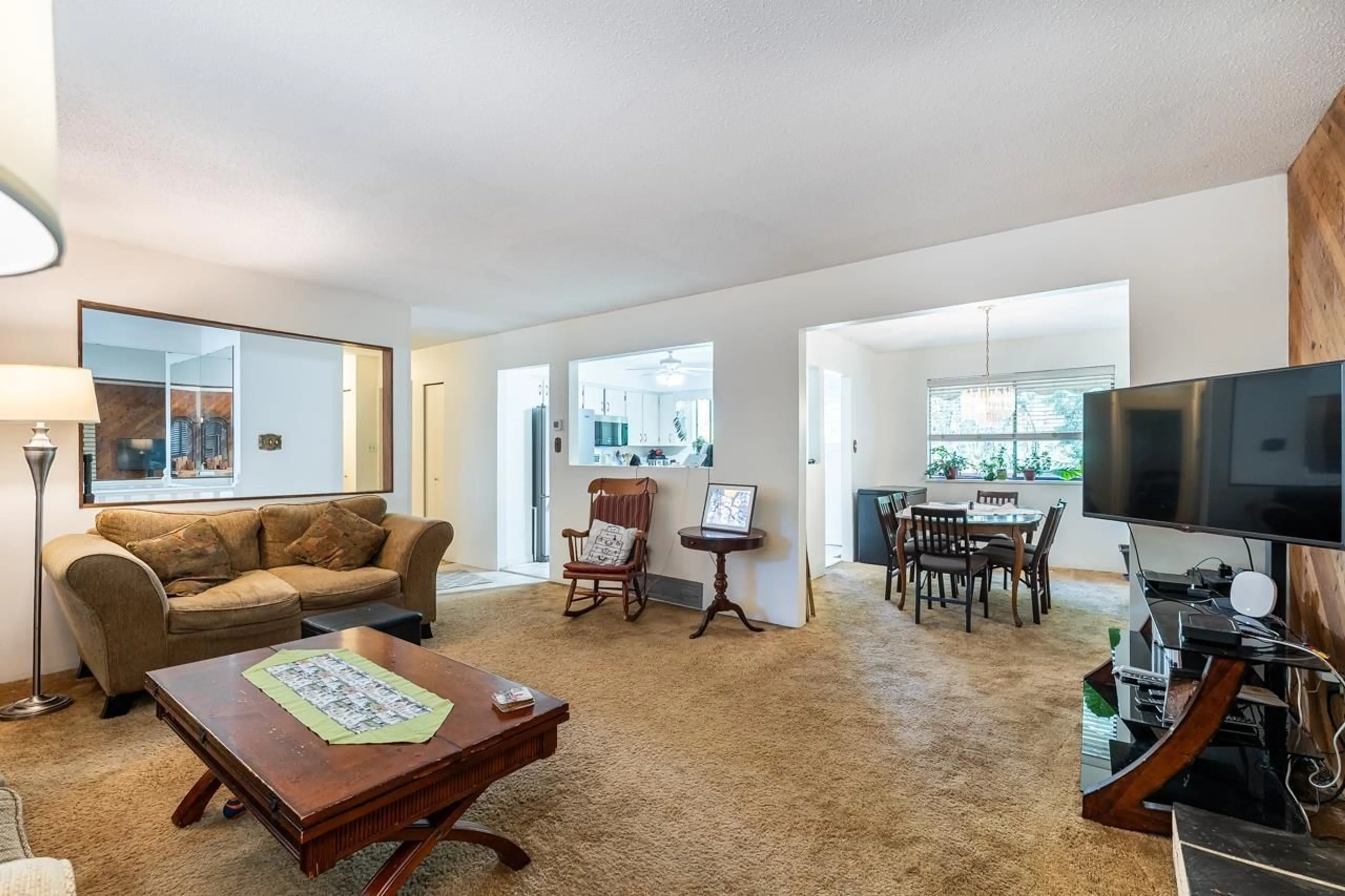 Living room with furniture, unknown for 13575 CRESTVIEW, Surrey British Columbia V3R6V6