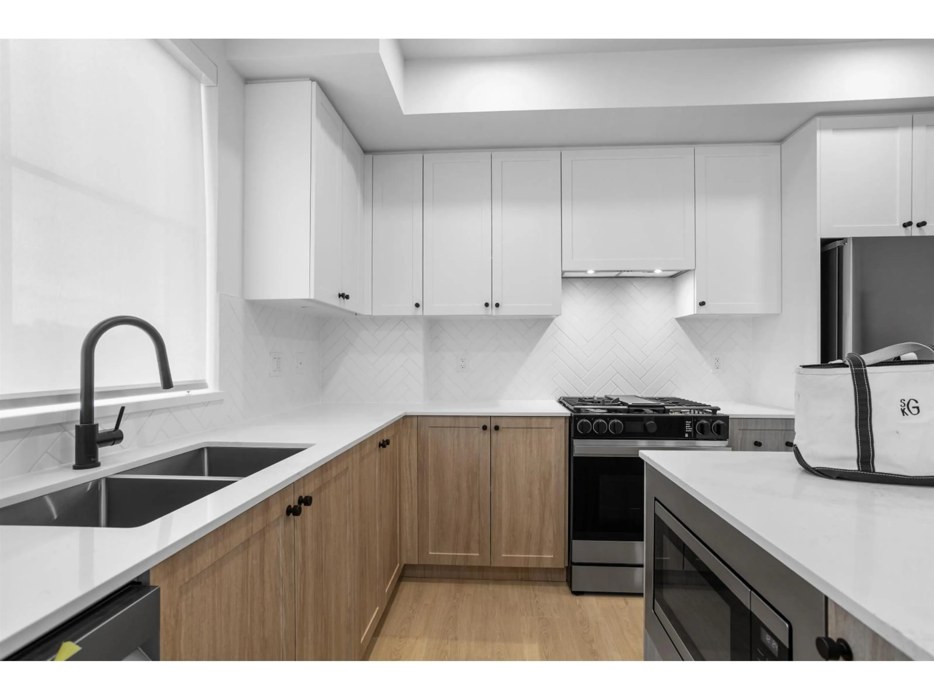 Standard kitchen, unknown for 205 - 19885 76, Langley British Columbia V2Y1S1