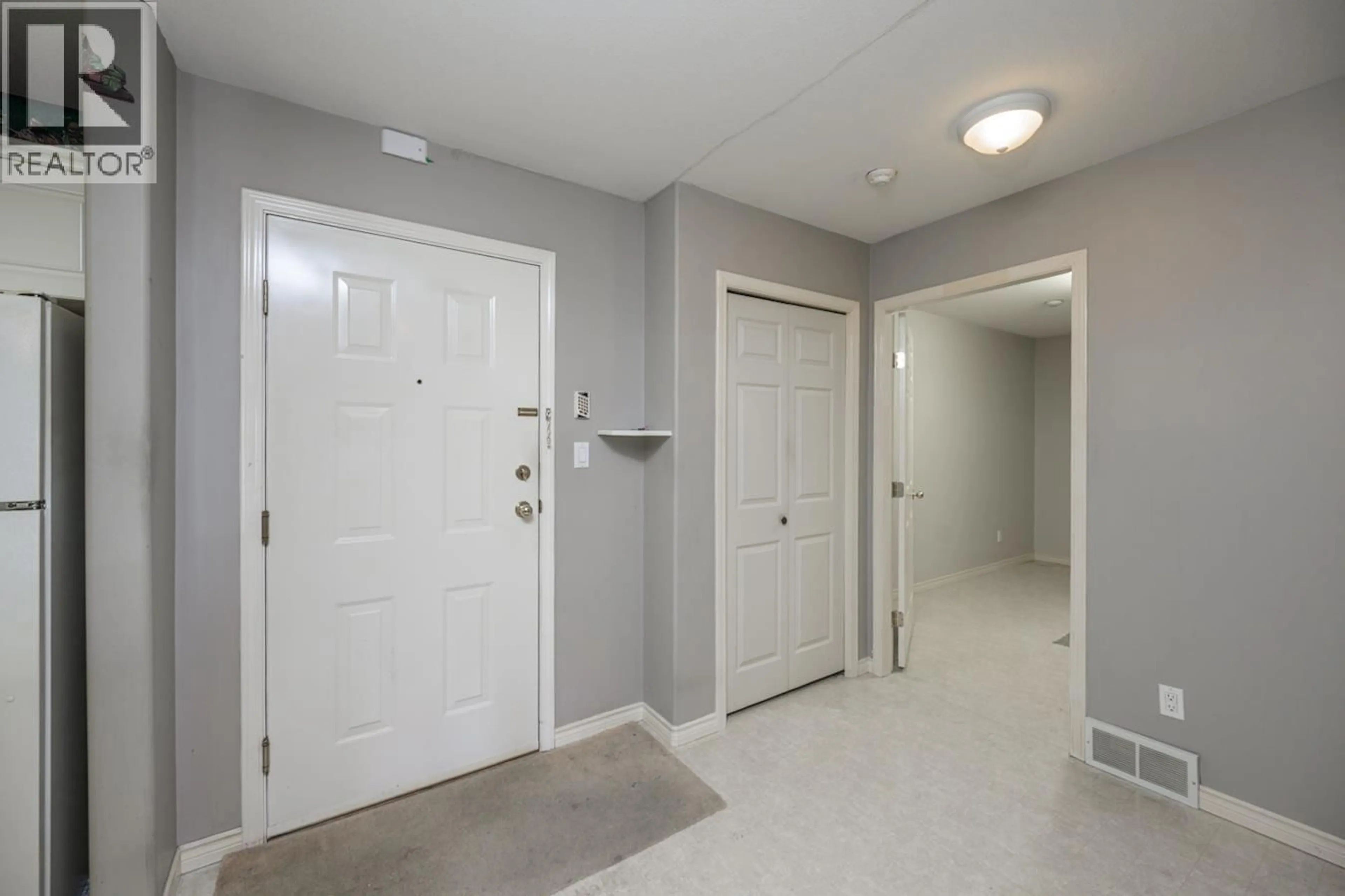 Indoor entryway for 102 - 7215 SOUTHRIDGE AVENUE, Prince George British Columbia V2N4Z3