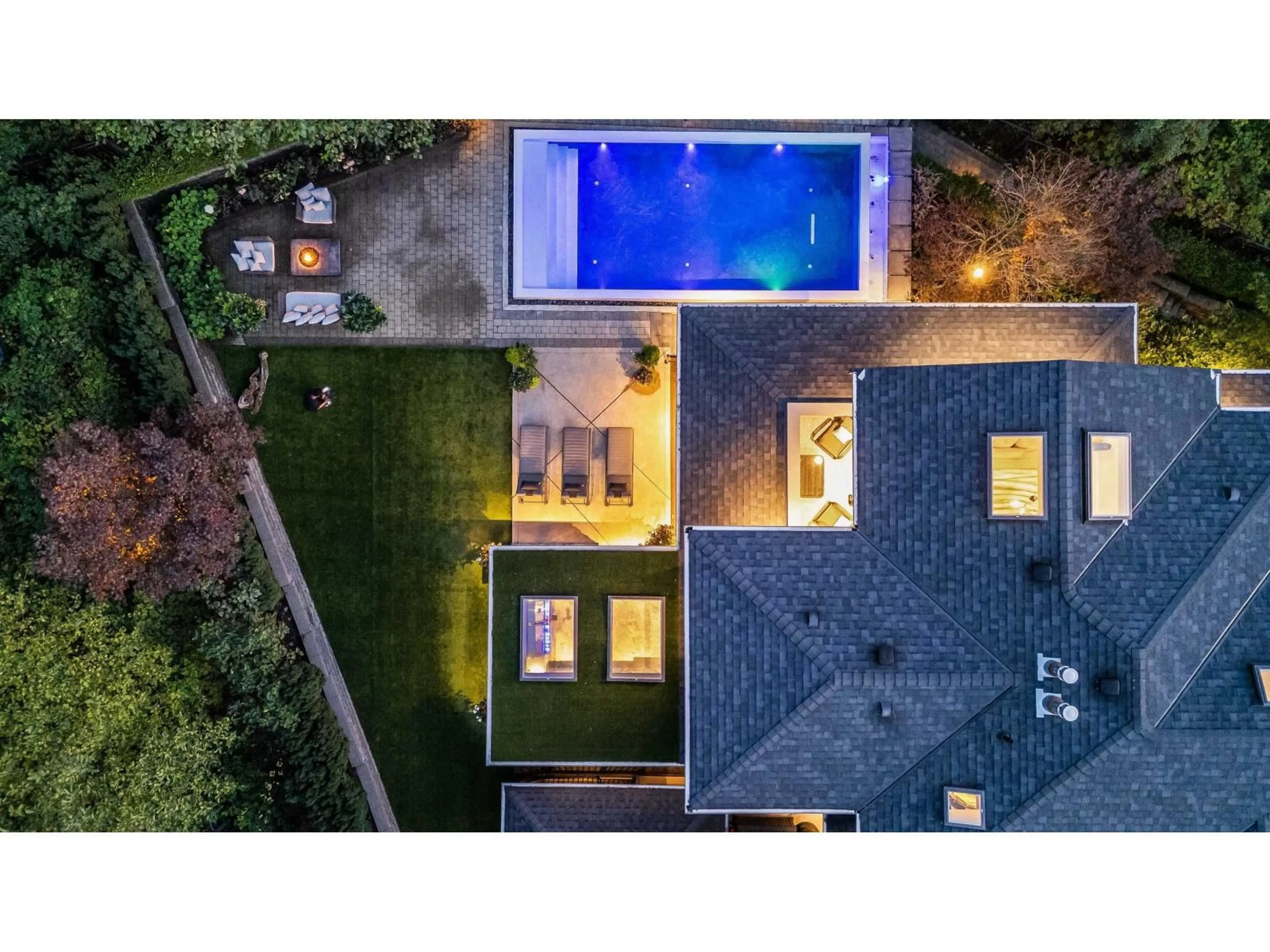 A pic from outside/outdoor area/front of a property/back of a property/a pic from drone, street for 35797 LEDGEVIEW, Abbotsford British Columbia V3G2Z2
