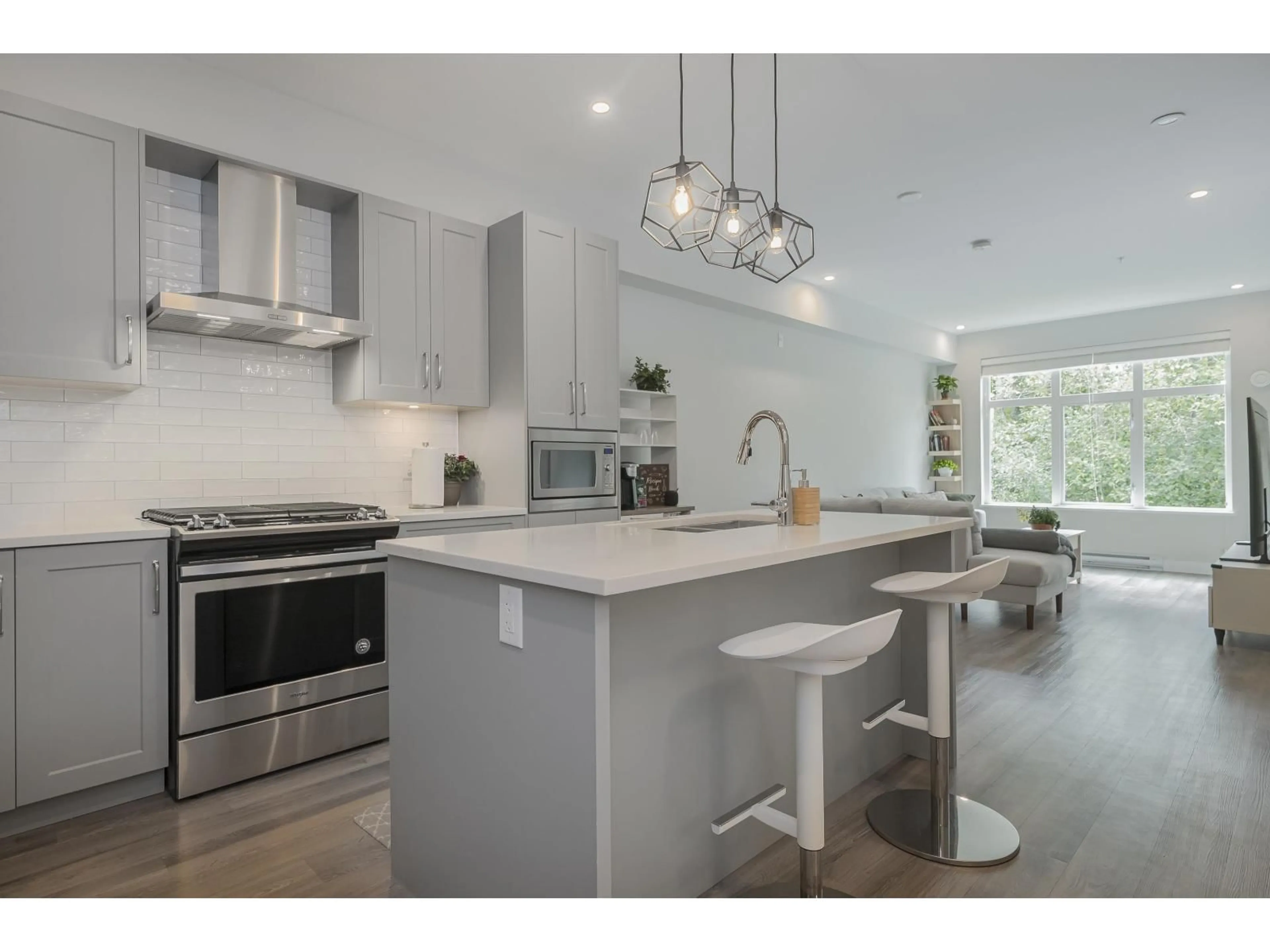 Open concept kitchen, ceramic/tile floor for 420 - 15436 31, Surrey British Columbia V3Z1H3