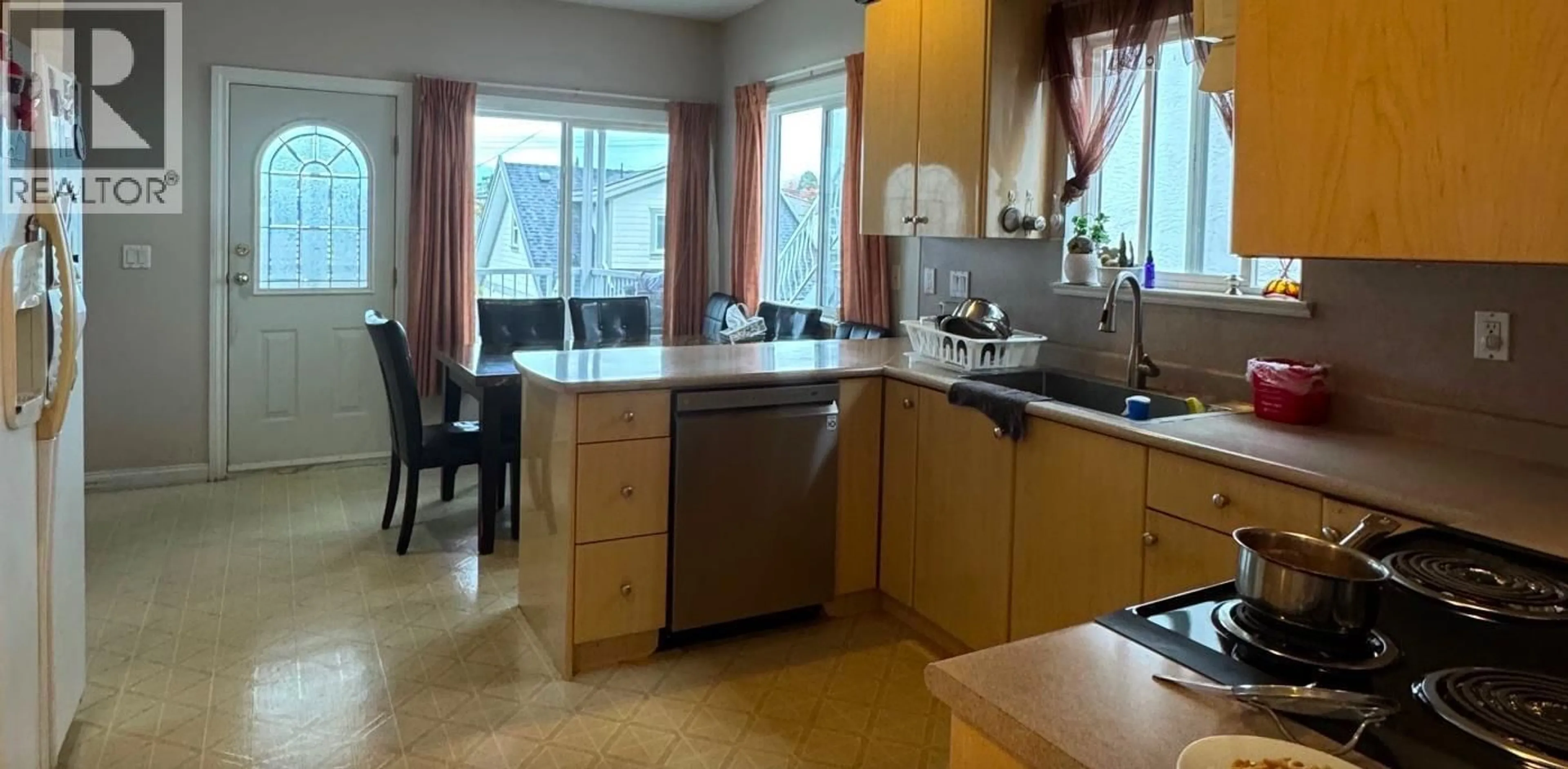 Standard kitchen, unknown for 591 28TH AVENUE, Vancouver British Columbia V5V2N4