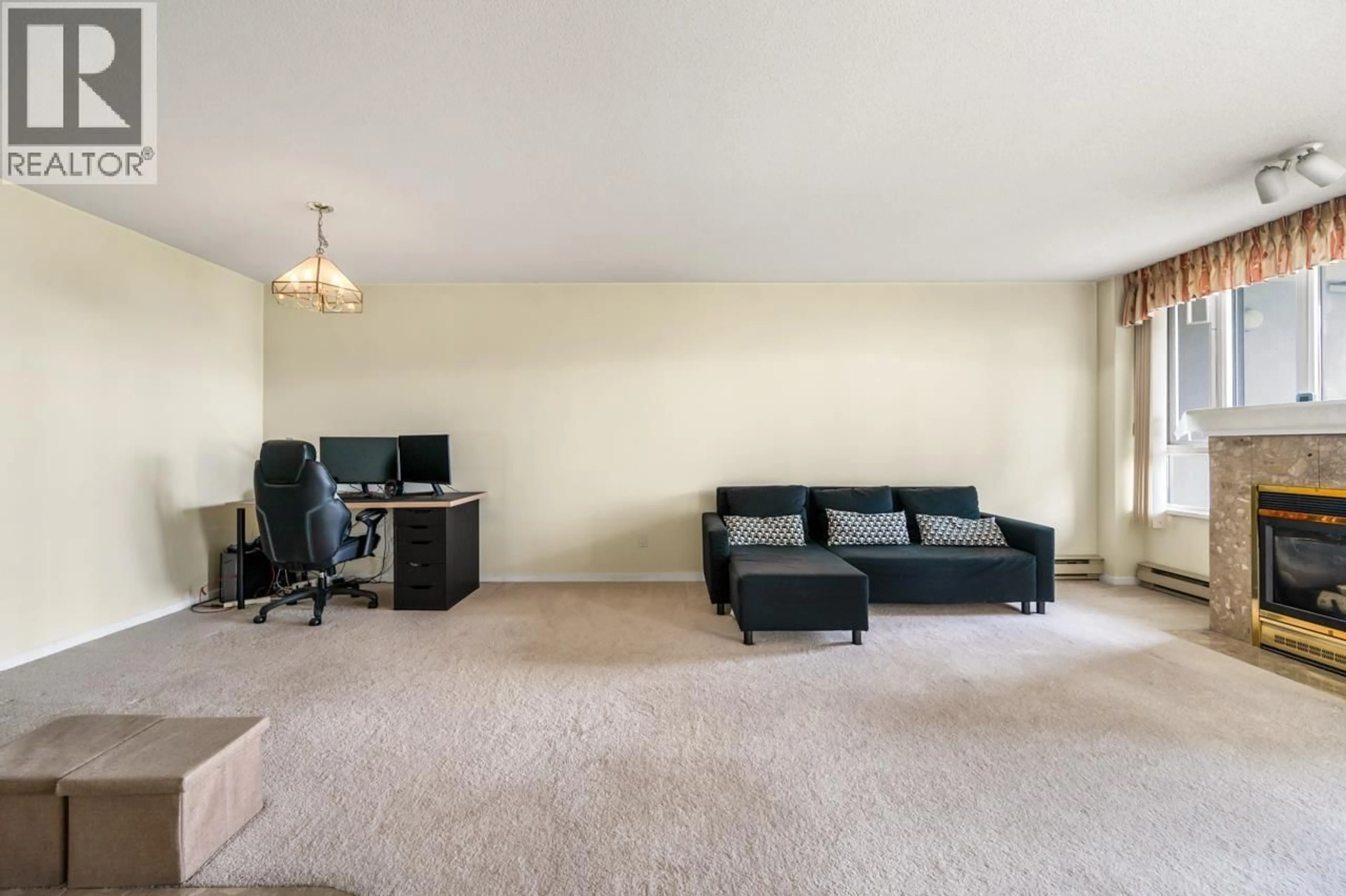 Living room with furniture, carpet floor for 840 - 4825 HAZEL STREET, Burnaby British Columbia V5H4N4