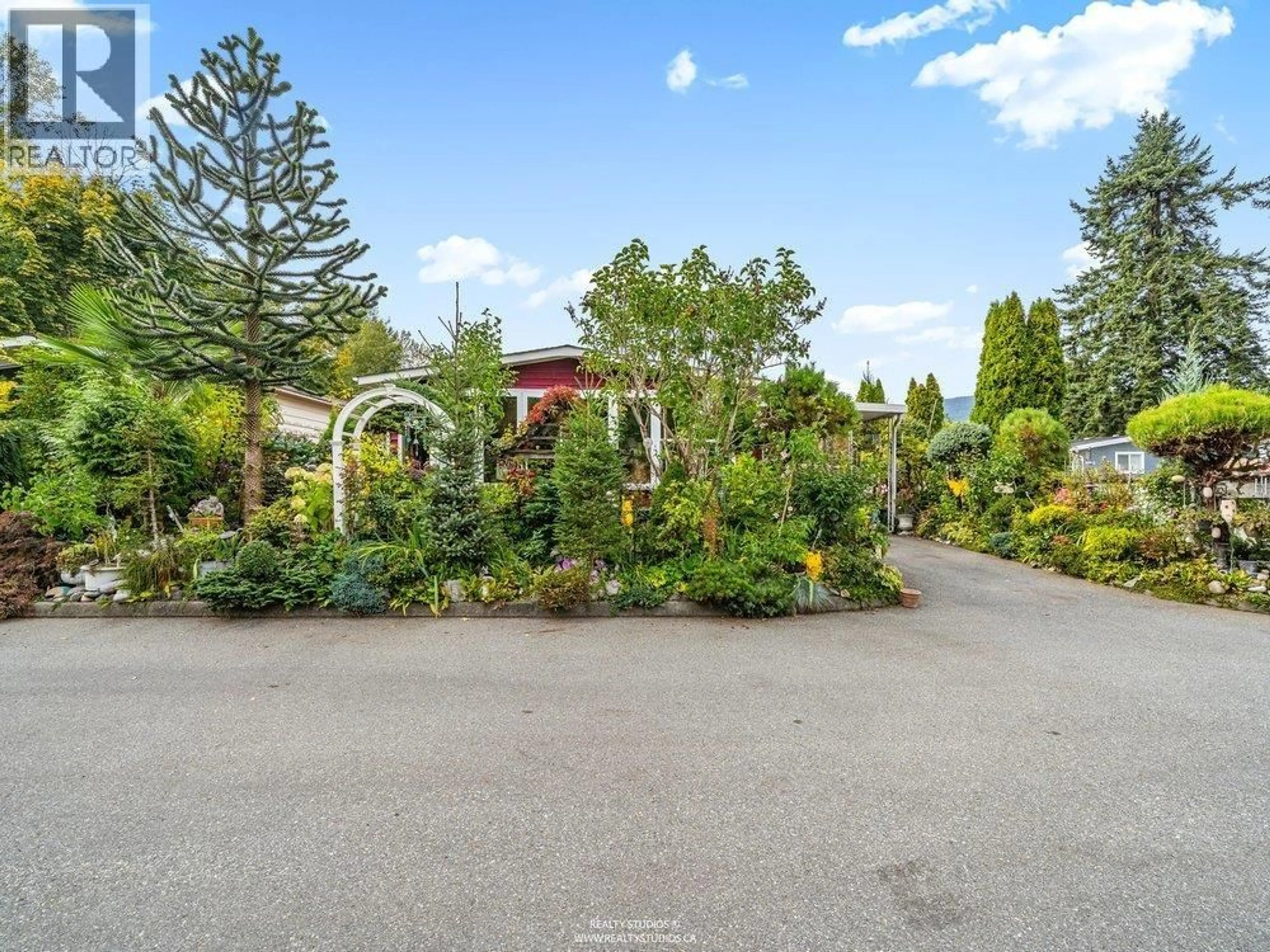 A pic from outside/outdoor area/front of a property/back of a property/a pic from drone, mountain view for 515 TYEE COURT, West Vancouver British Columbia V7P3K3