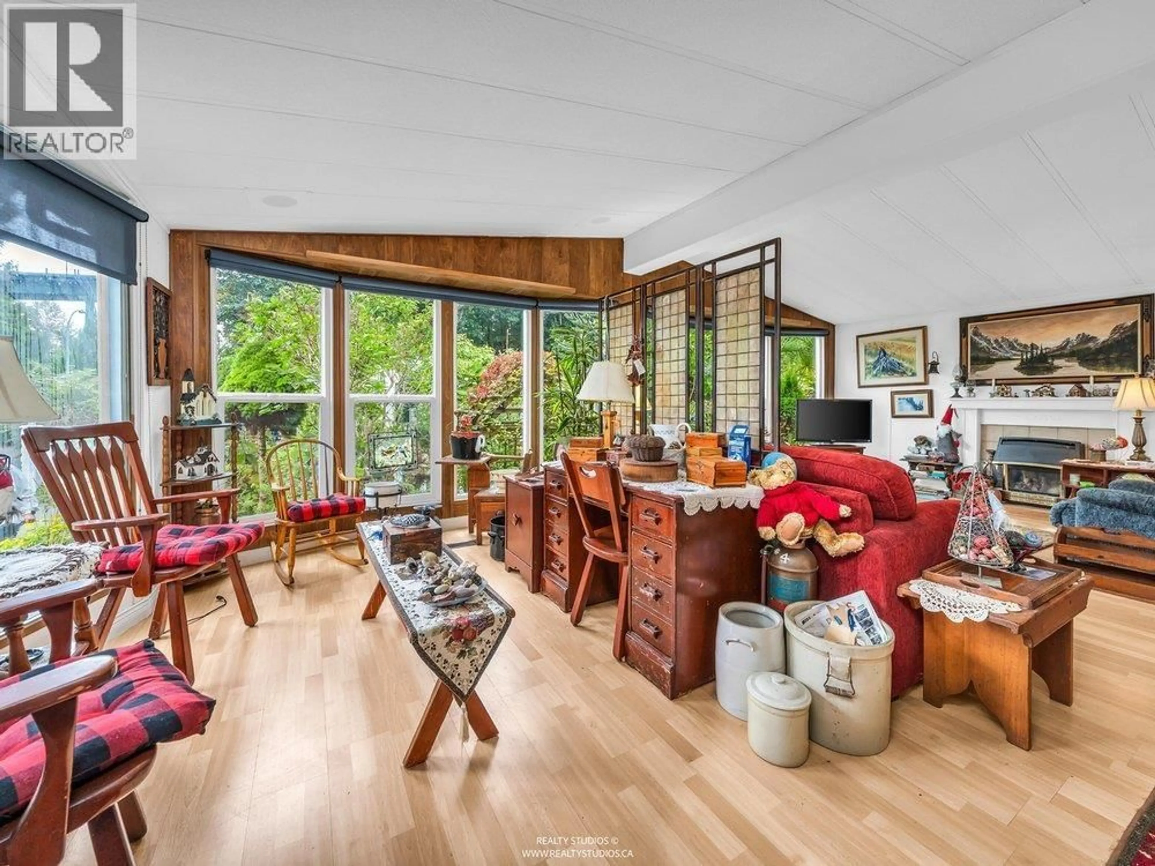Living room with furniture, unknown for 515 TYEE COURT, West Vancouver British Columbia V7P3K3