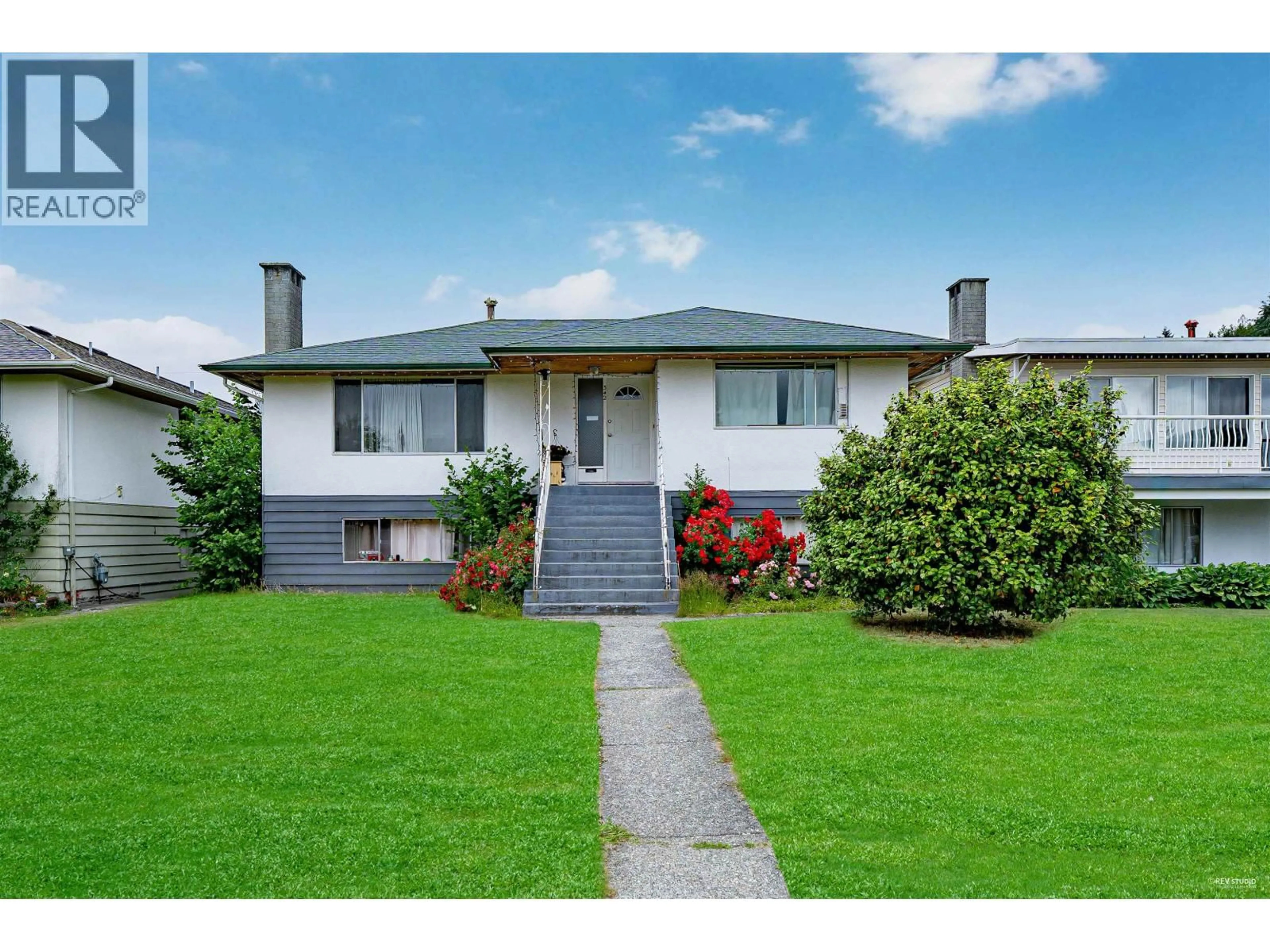 Home with vinyl exterior material, street for 342 18TH STREET, North Vancouver British Columbia V7L2X9