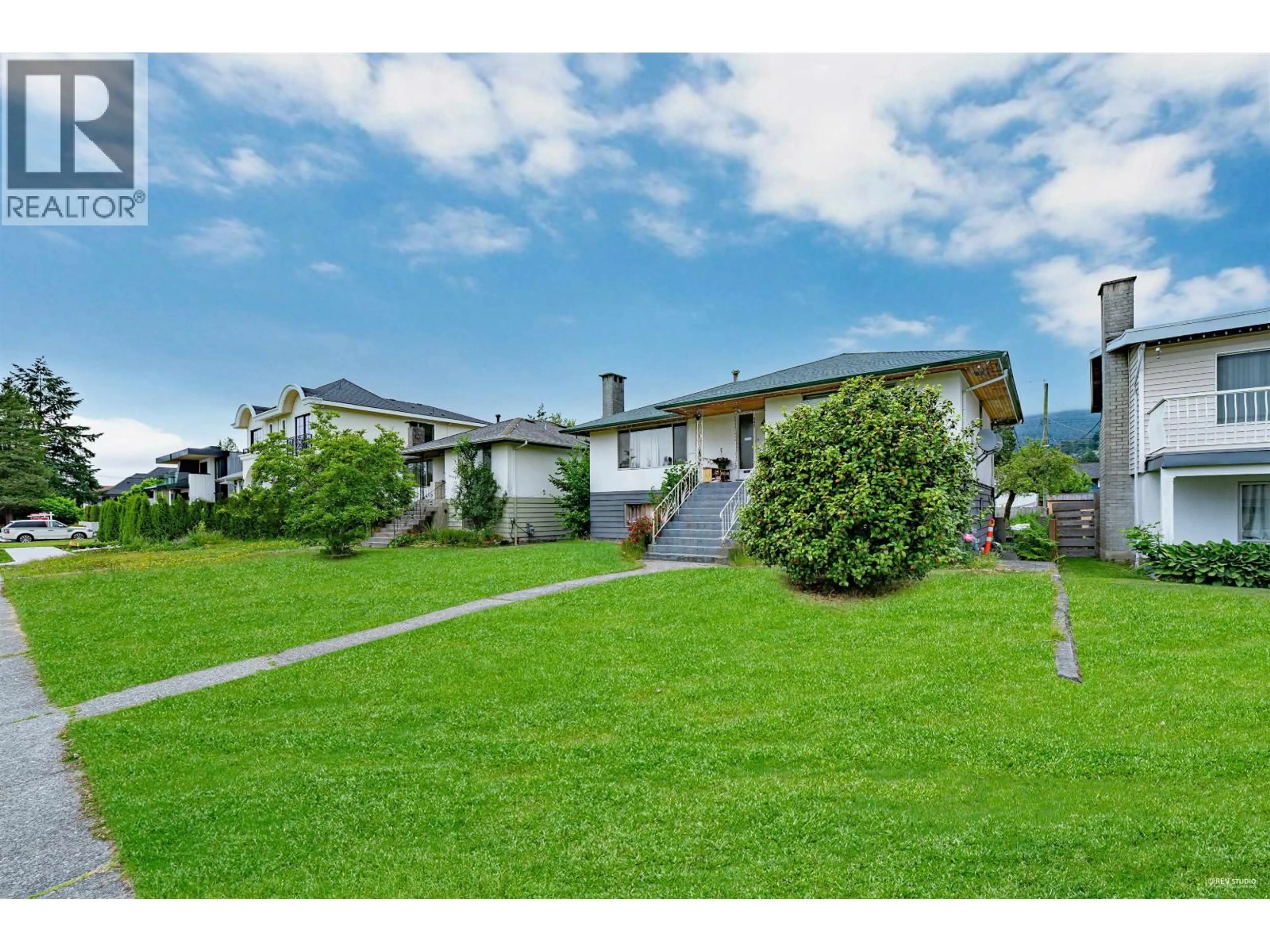A pic from outside/outdoor area/front of a property/back of a property/a pic from drone, unknown for 342 18TH STREET, North Vancouver British Columbia V7L2X9