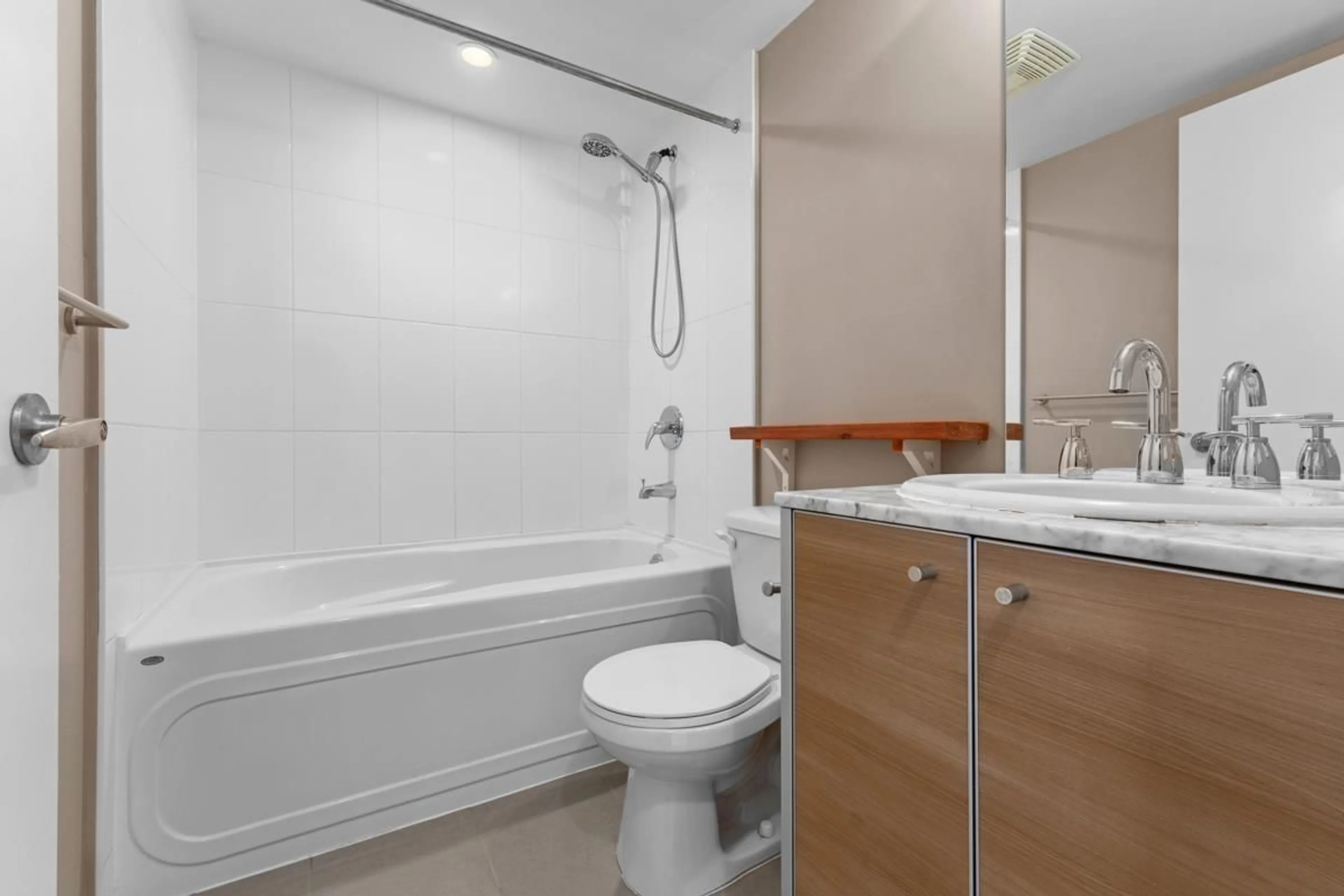 Standard bathroom, unknown for 3003 - 9981 WHALLEY, Surrey British Columbia V3T0G6