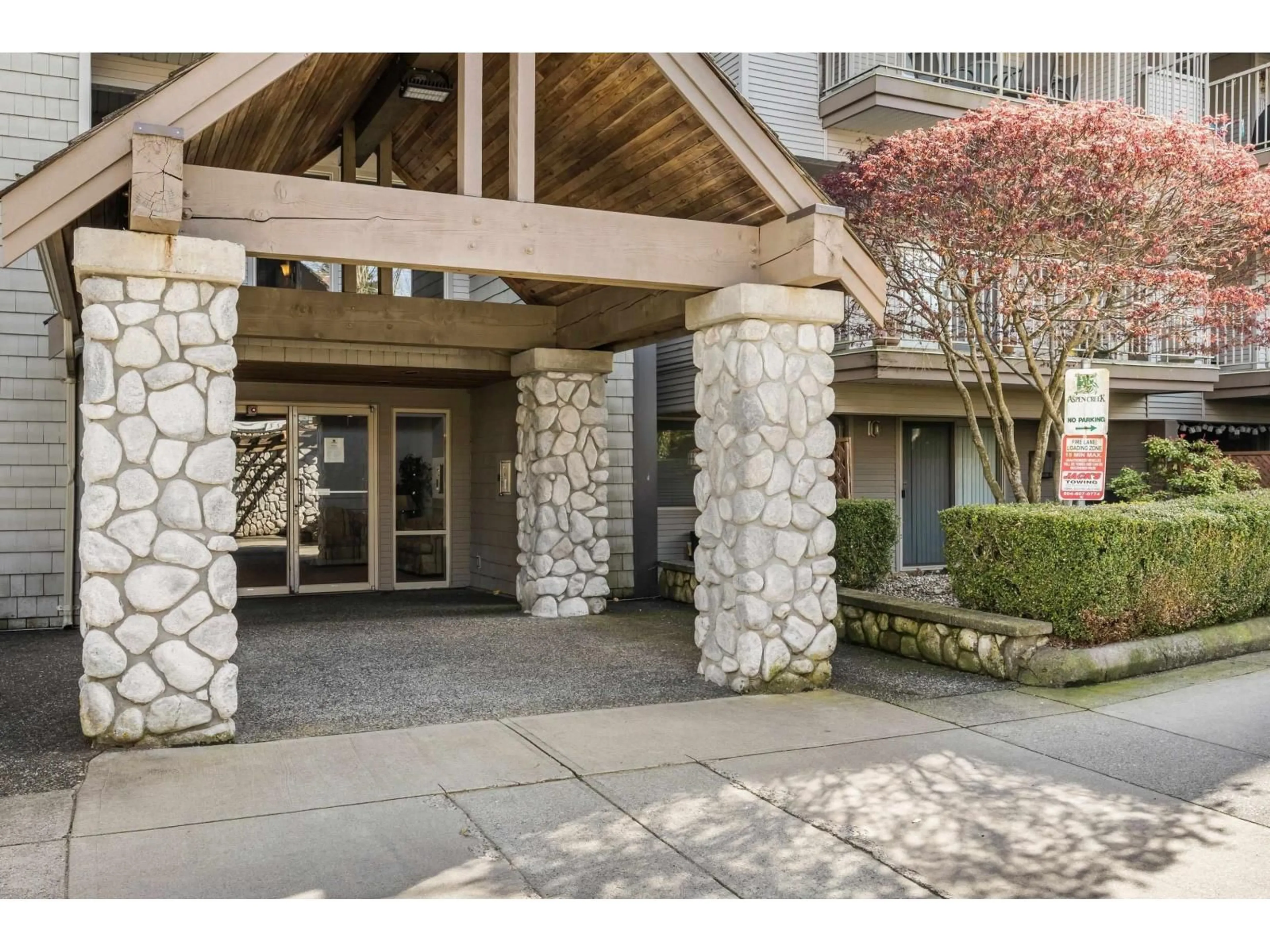 Indoor foyer for 303 - 33478 ROBERTS, Abbotsford British Columbia V2S8E1