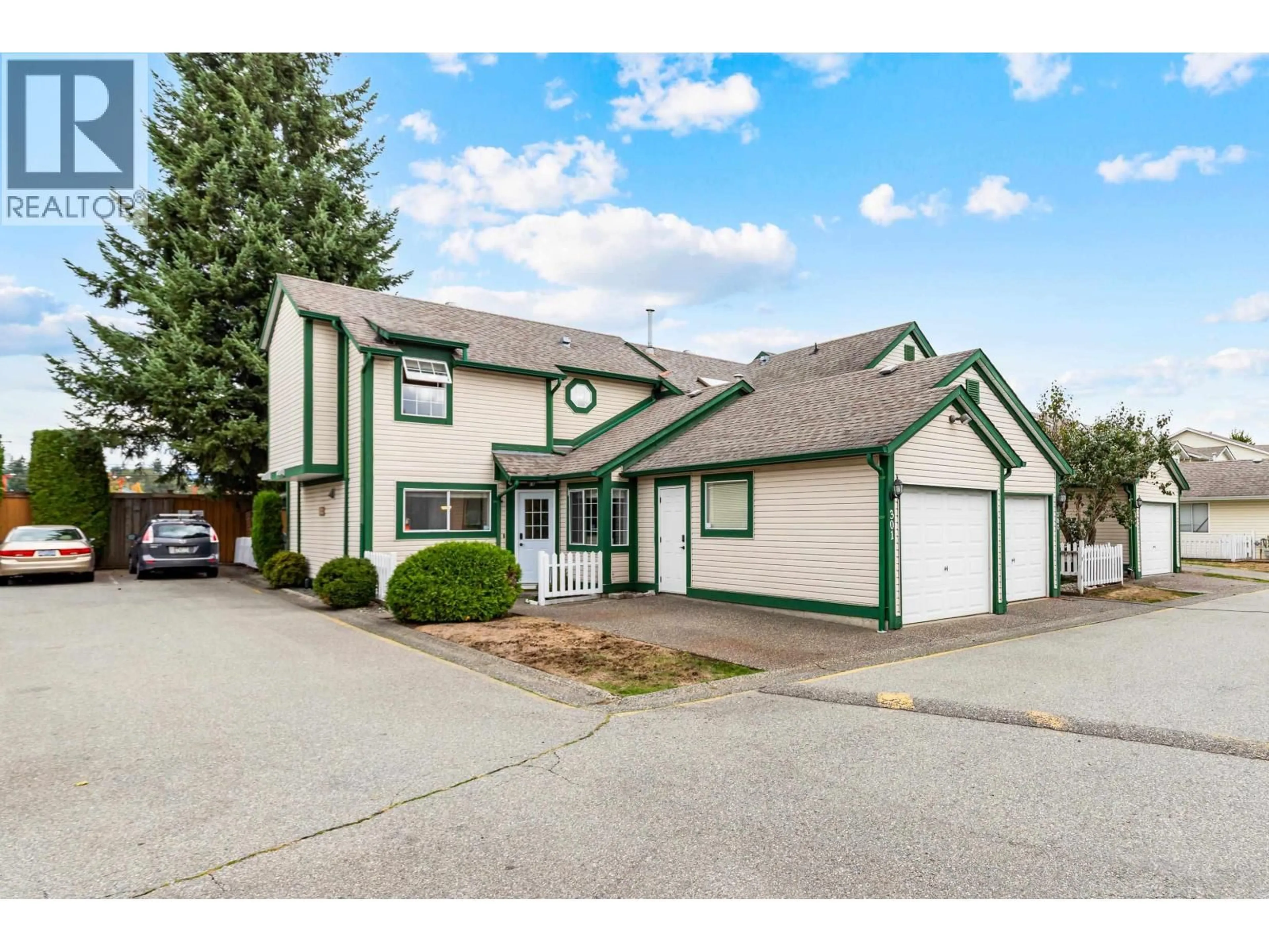 Home with vinyl exterior material, street for 301 - 20675 118 AVENUE, Maple Ridge British Columbia V2X0K4